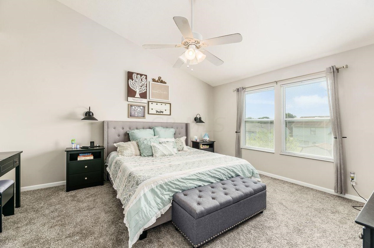 32 Hawthorne Dr, Ashville OH  43103-9374 exterior