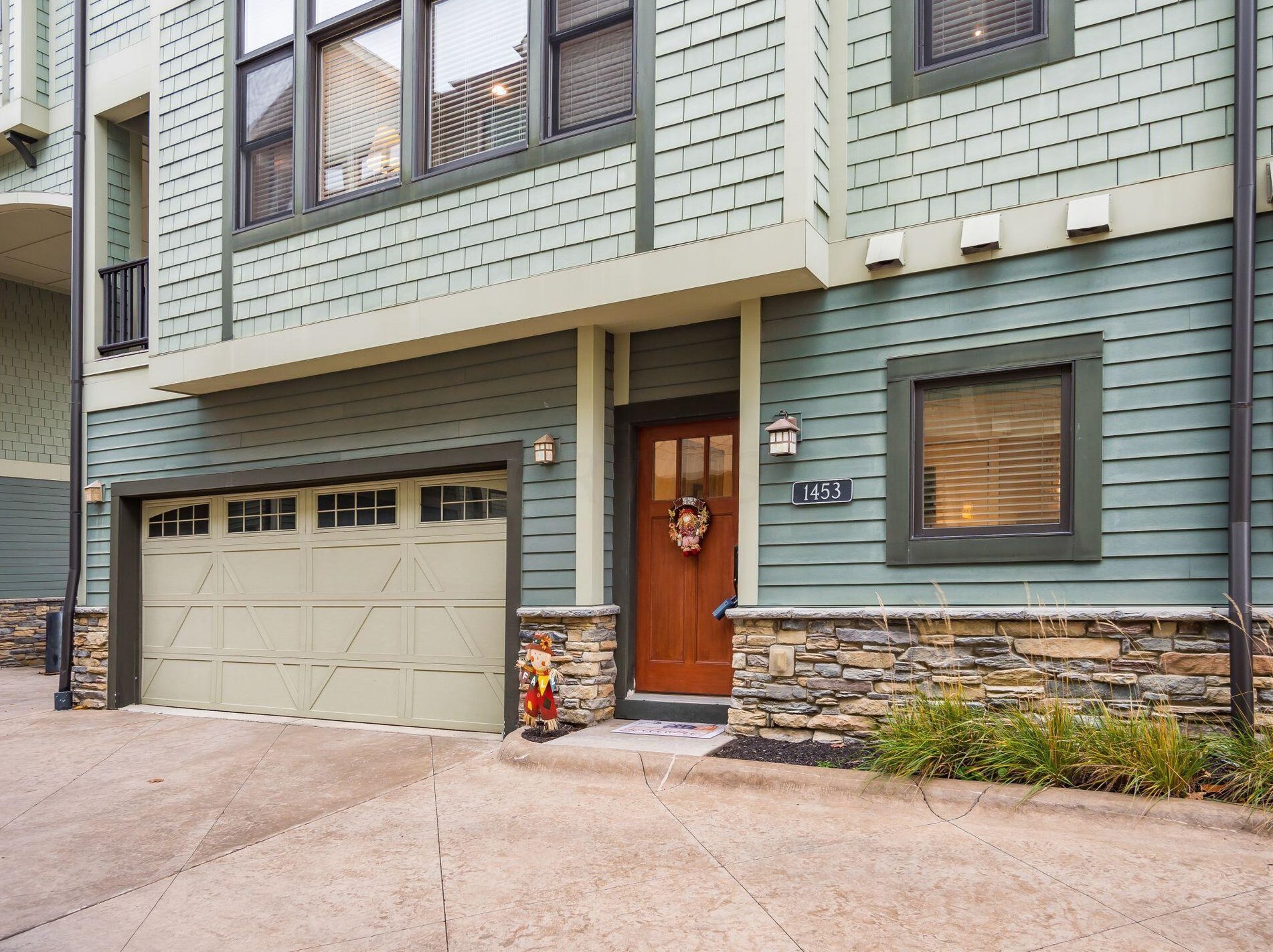 1453 Mews Ct, Columbus, OH 43212-2875