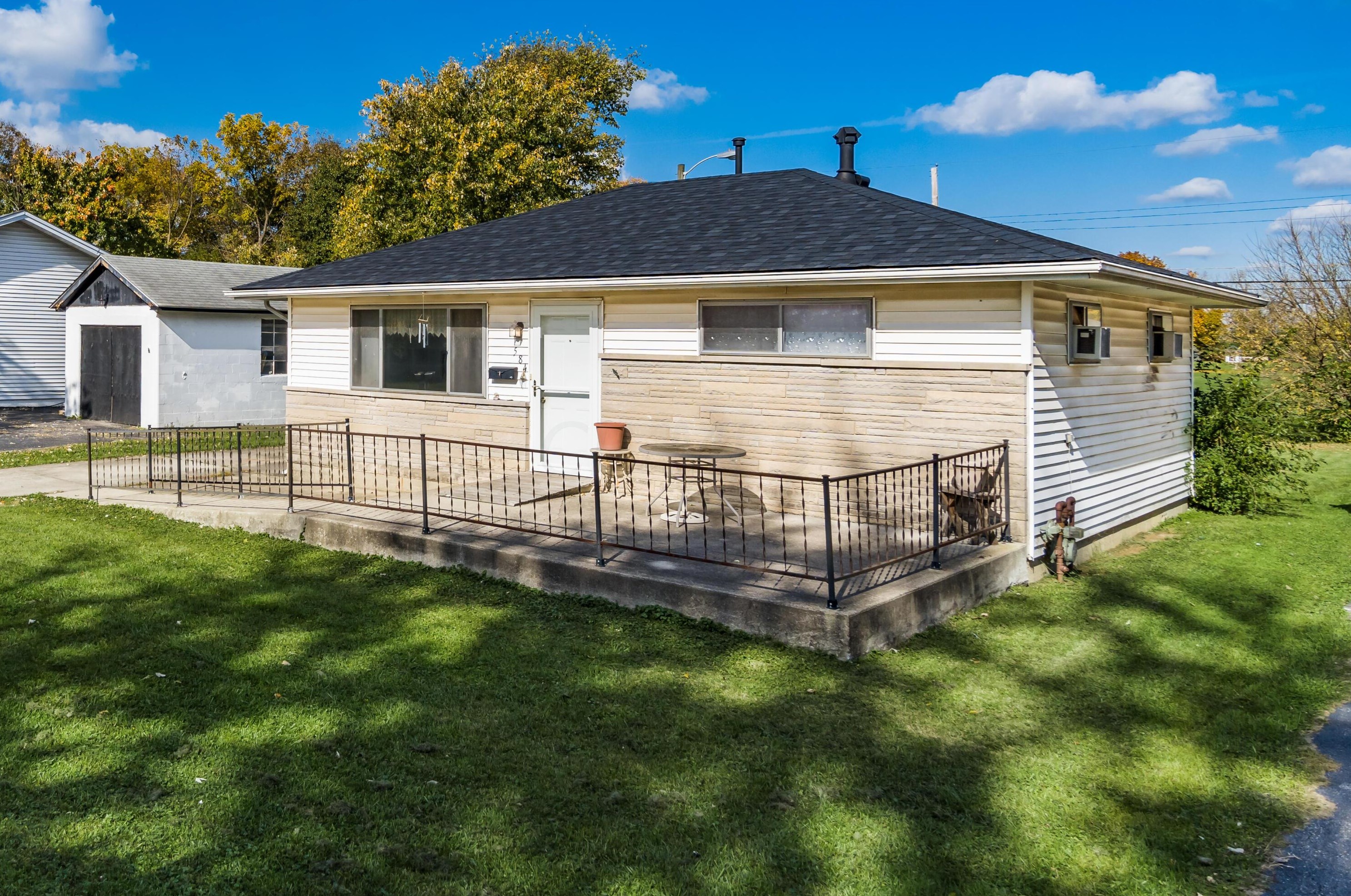 584 Basswood Rd, Columbus, OH 43207-3945