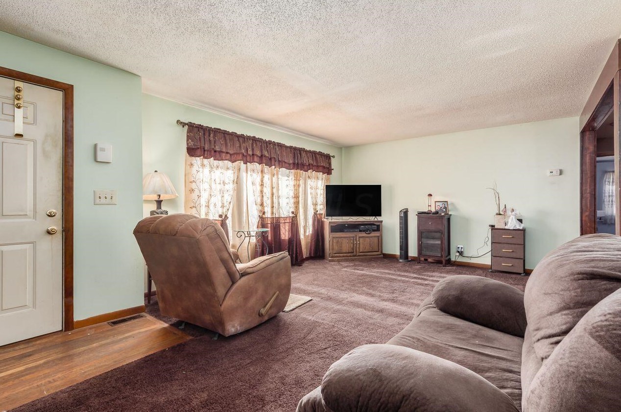 2374 Kilbourne Ave, Columbus OH 43229-4709 exterior