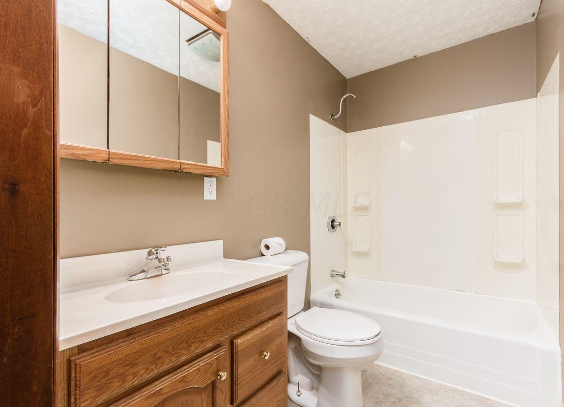 2374 Kilbourne Ave, Columbus OH 43229-4709 exterior