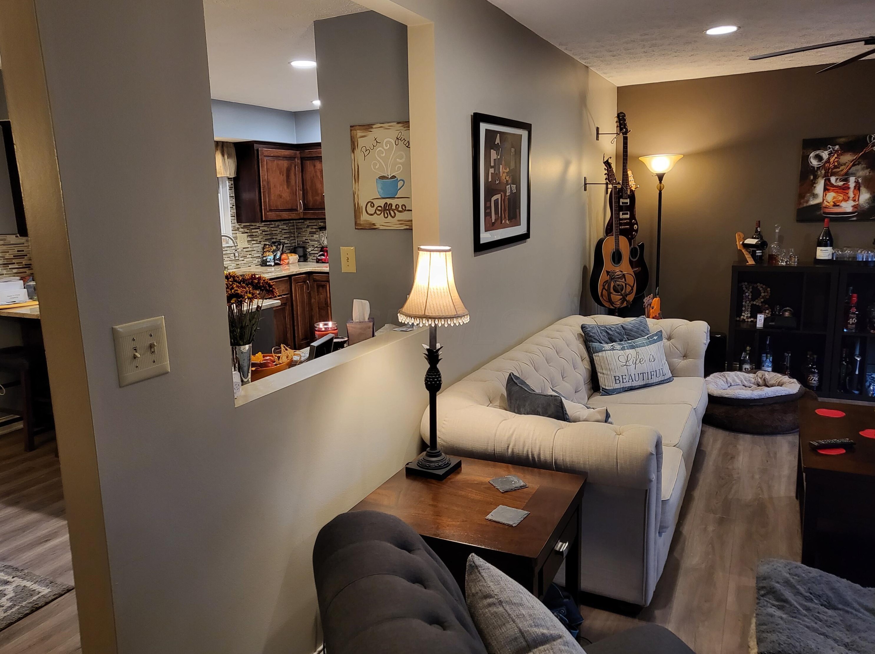 821 Riva Rdg Blvd, Columbus OH 43230-1804 exterior