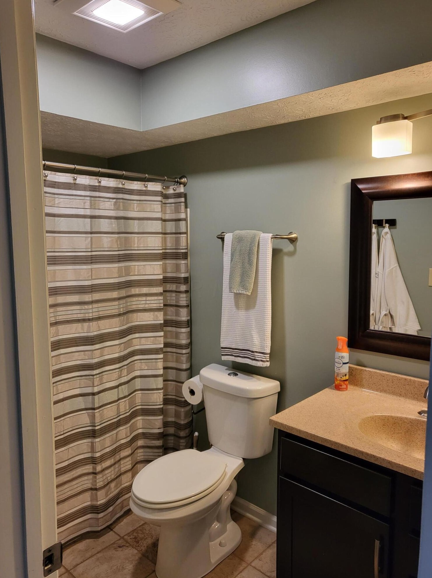 821 Riva Rdg Blvd, Columbus OH 43230-1804 exterior