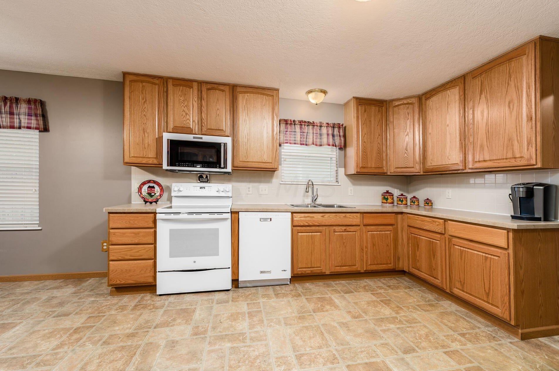 6811 Riding Trl Dr, Cnl Wnchstr OH  43110-7824 exterior