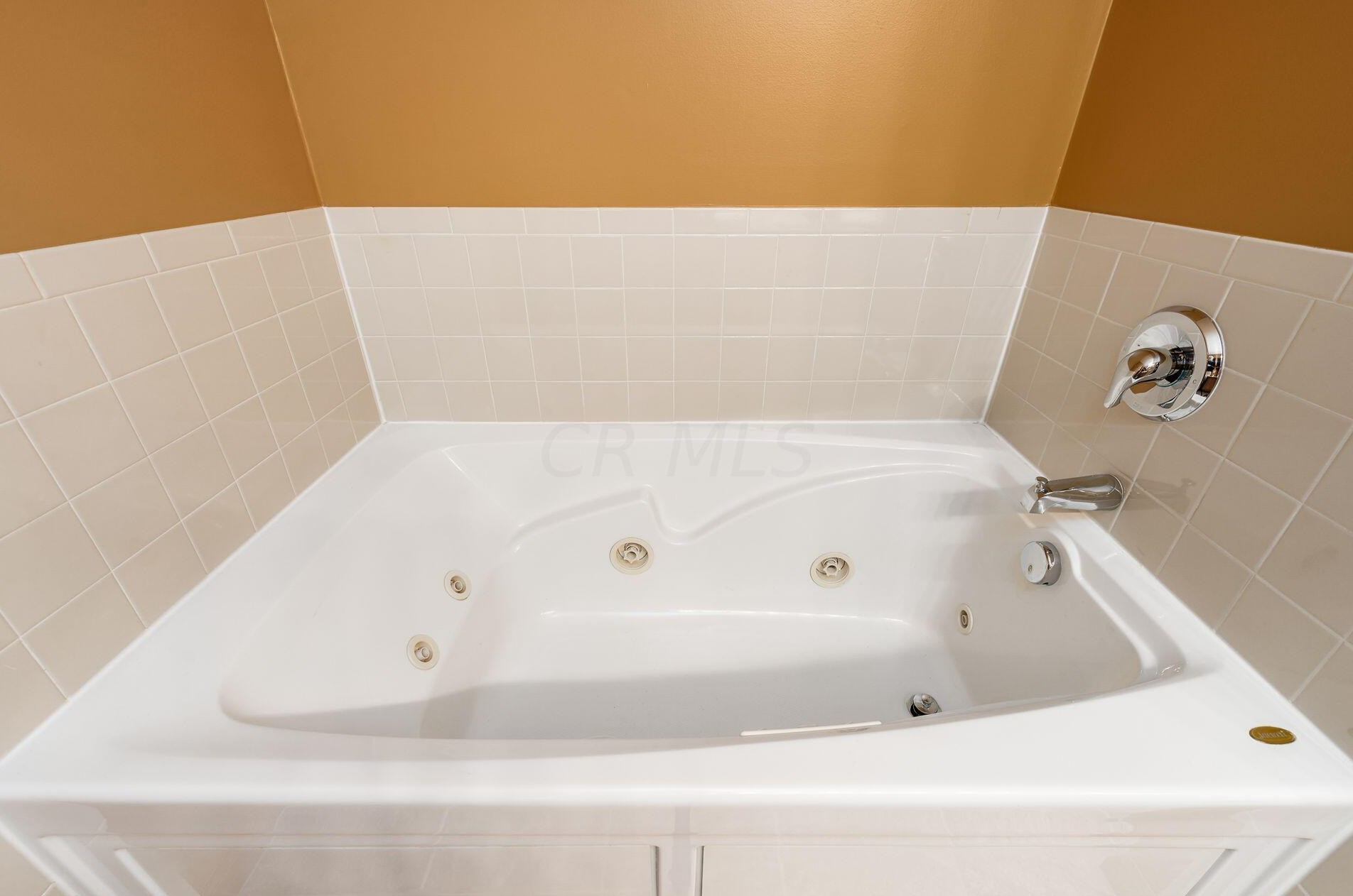 6811 Riding Trl Dr, Cnl Wnchstr OH  43110-7824 exterior