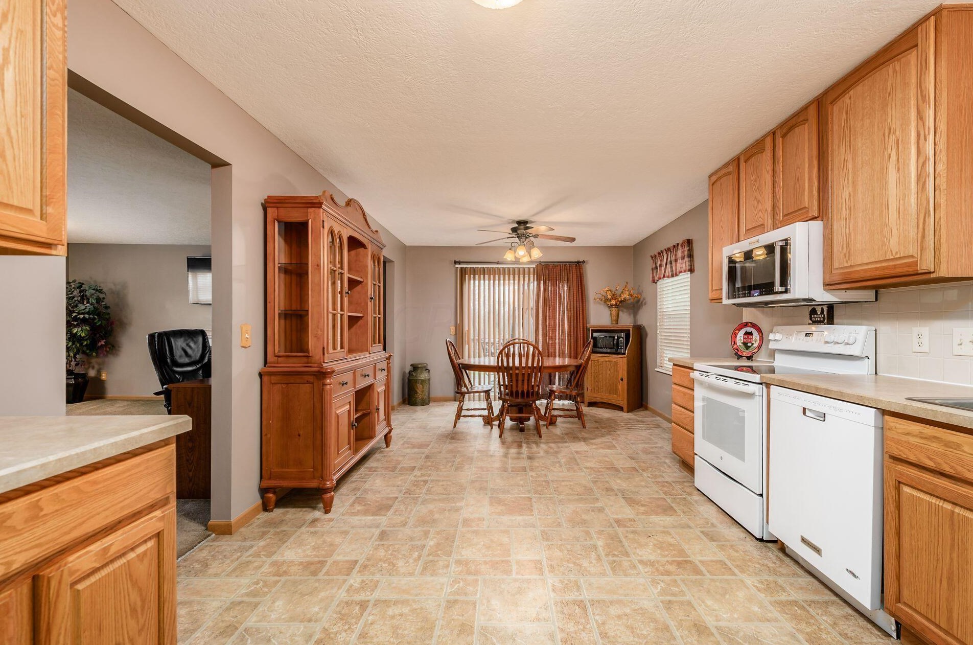 6811 Riding Trl Dr, Cnl Wnchstr OH  43110-7824 exterior