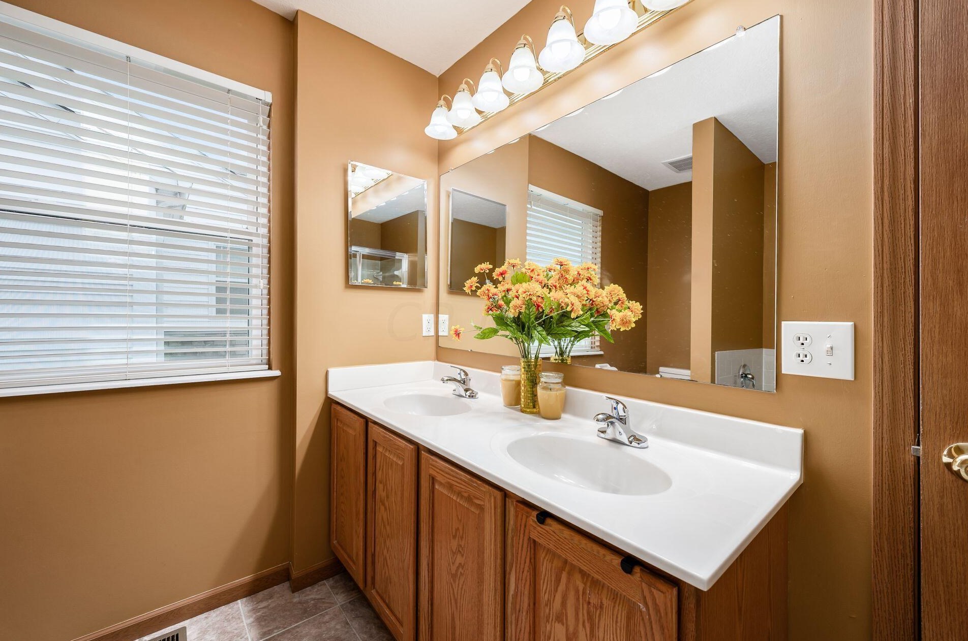 6811 Riding Trl Dr, Cnl Wnchstr OH  43110-7824 exterior