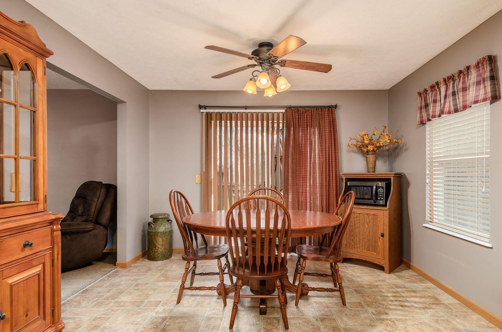 6811 Riding Trl Dr, Cnl Wnchstr OH  43110-7824 exterior