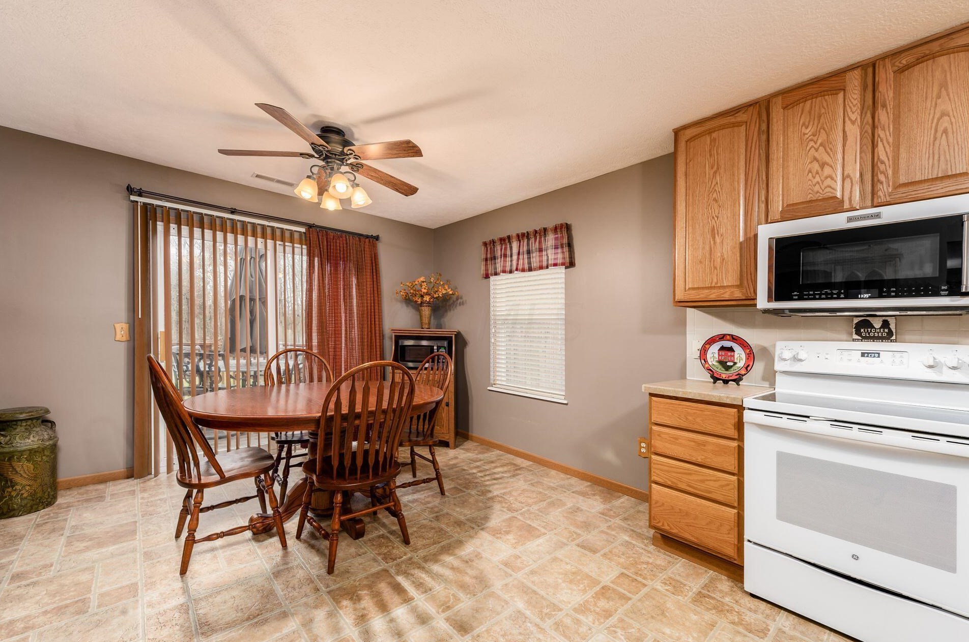 6811 Riding Trl Dr, Cnl Wnchstr OH  43110-7824 exterior