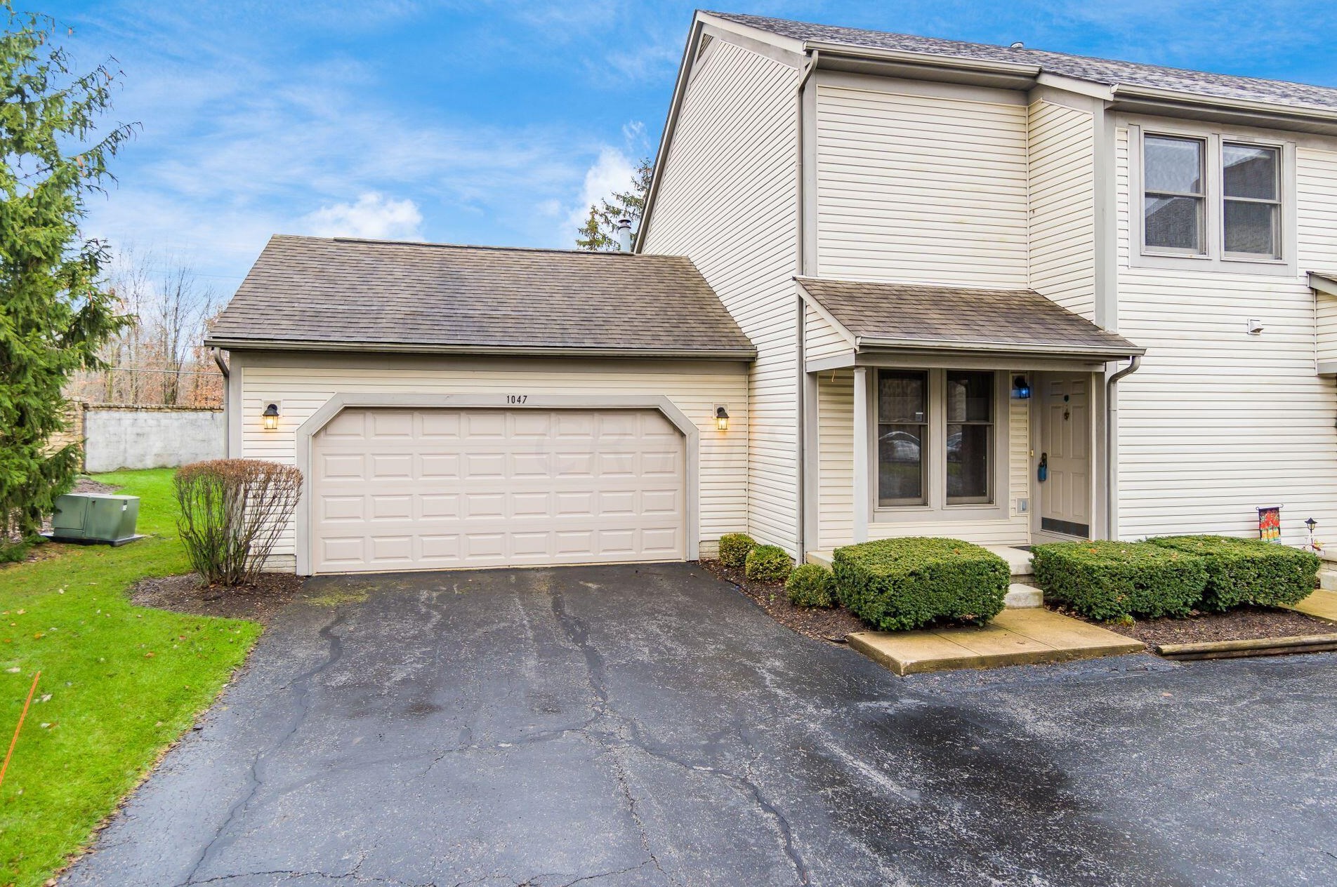 1047 Pinewood Ln, Columbus, OH 43230-3667