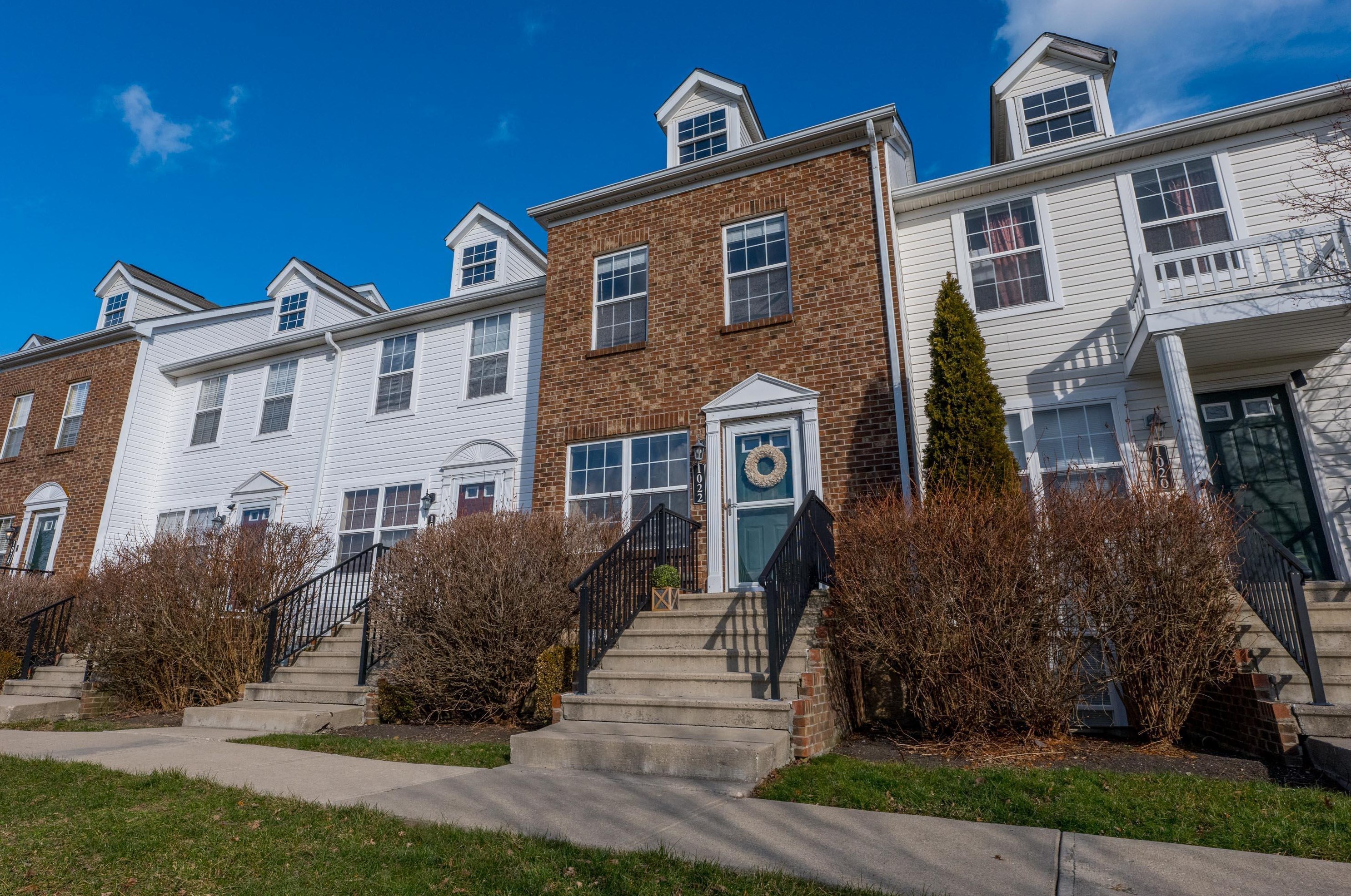 1022 Hartford Village Blvd, Columbus, OH 43228-7100