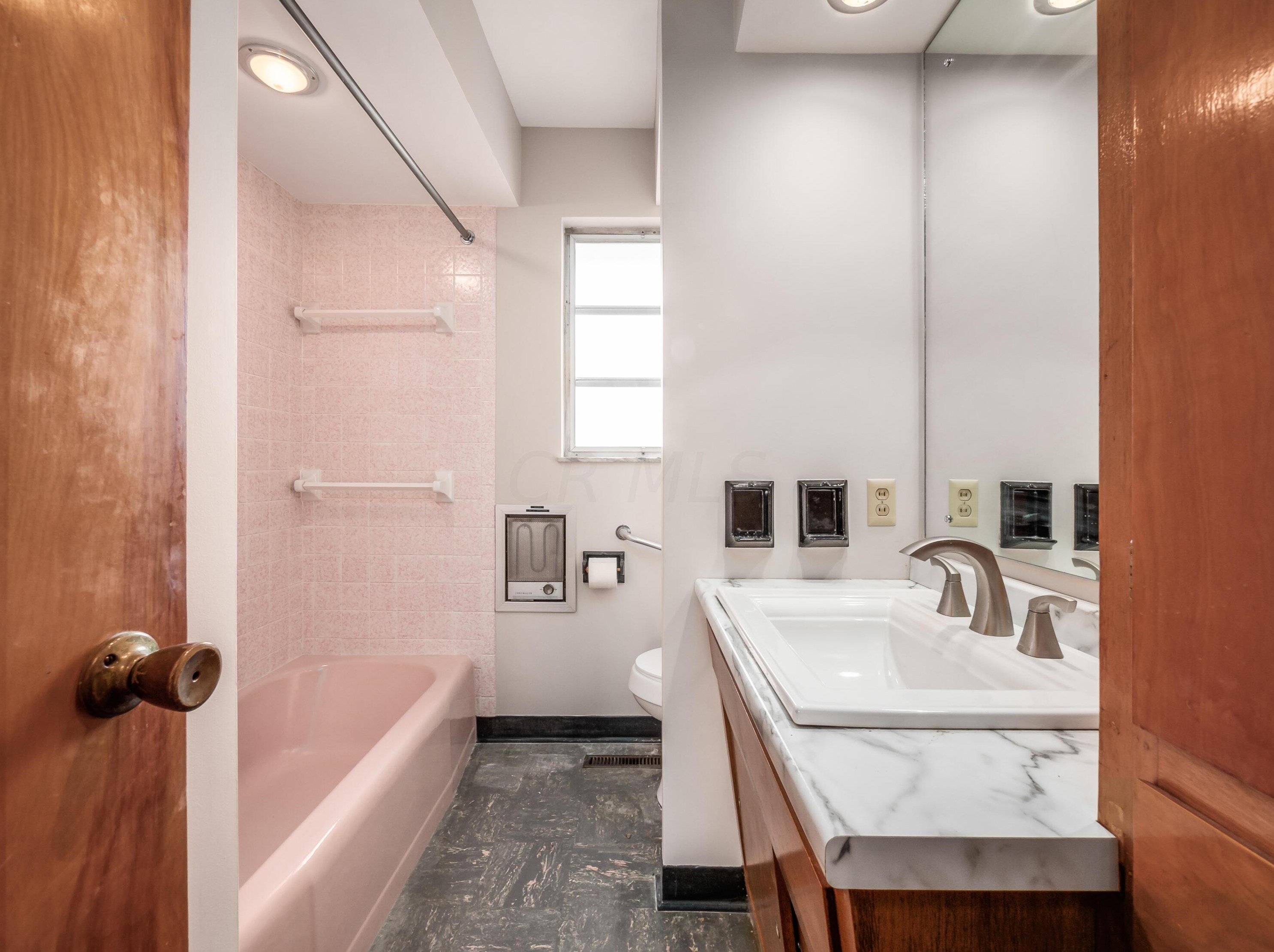 5033 Amesbury Way, Columbus OH 43228-1242 exterior