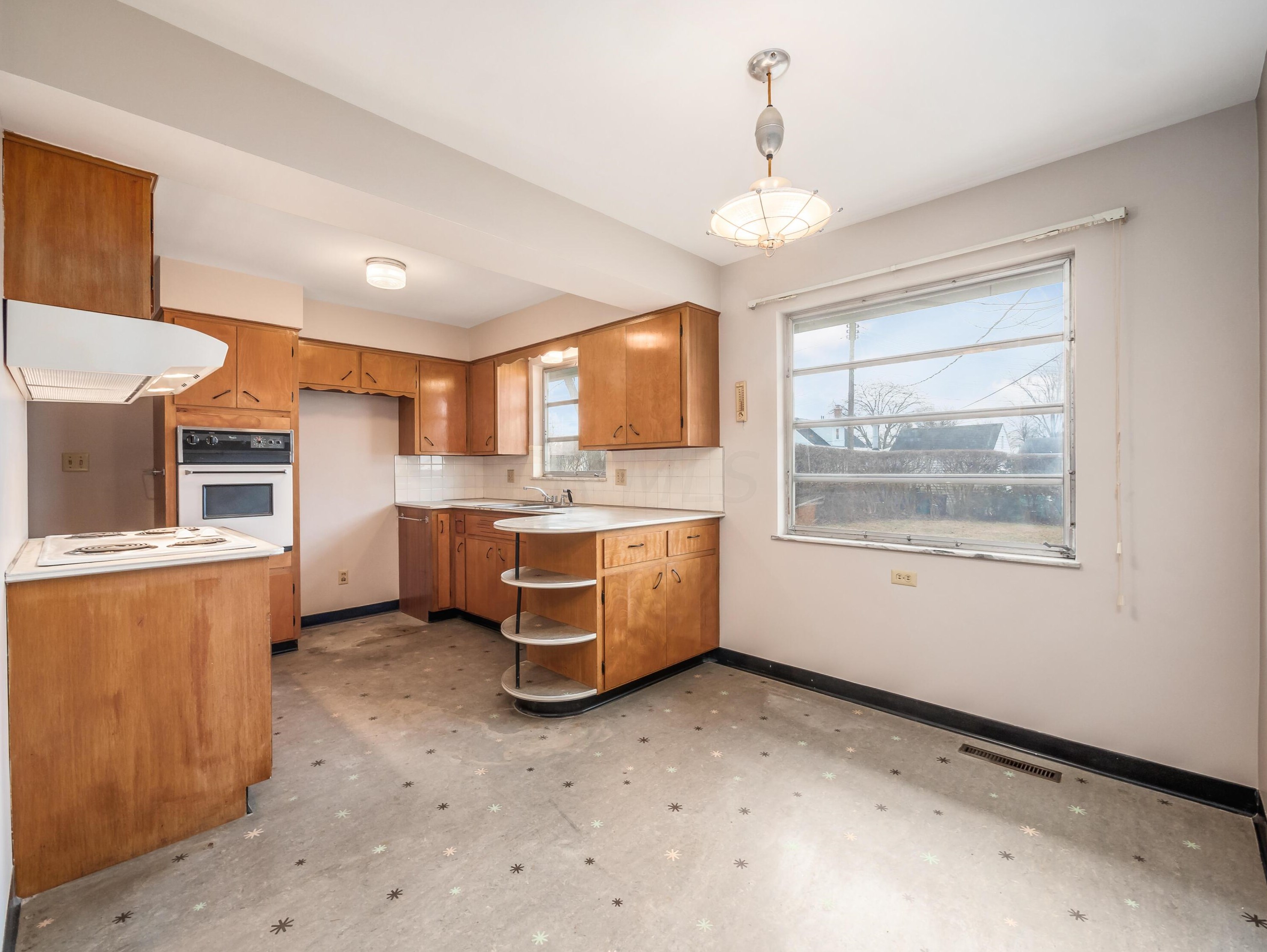 5033 Amesbury Way, Columbus OH 43228-1242 exterior