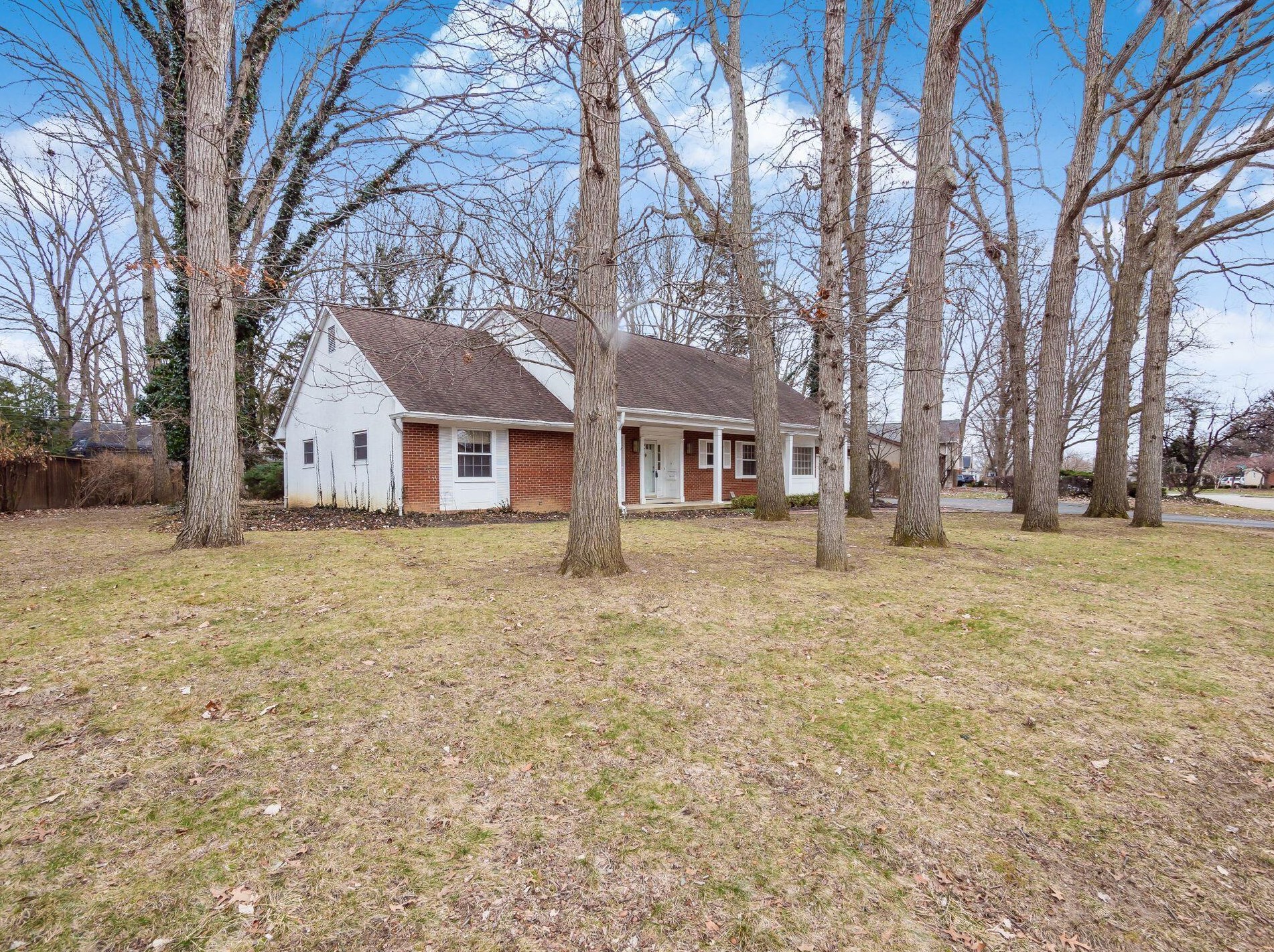 1290 London Dr, Columbus, OH 43221-1540