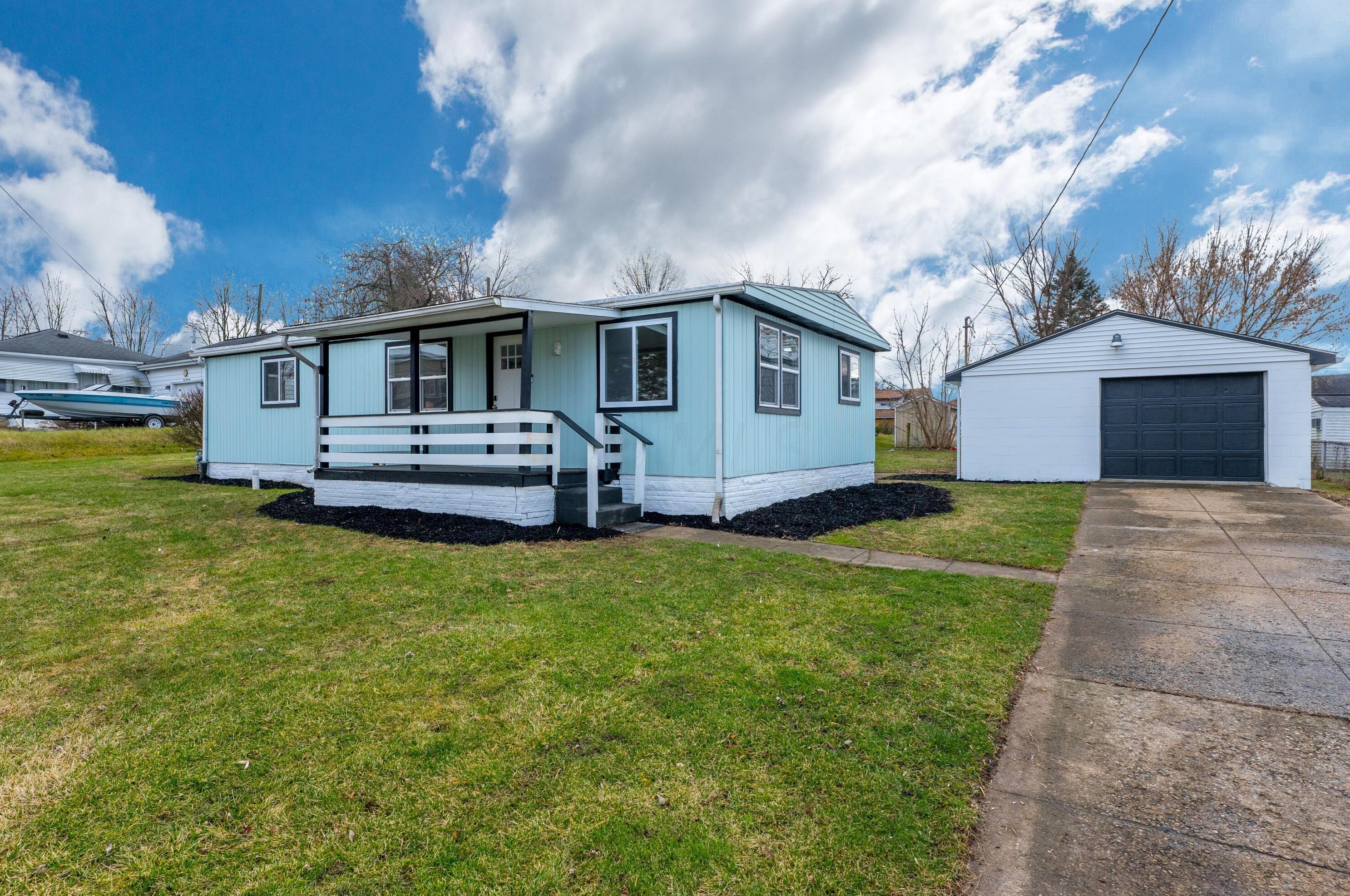 172 6th Ave, Buckeye Lake, OH 43008-7811