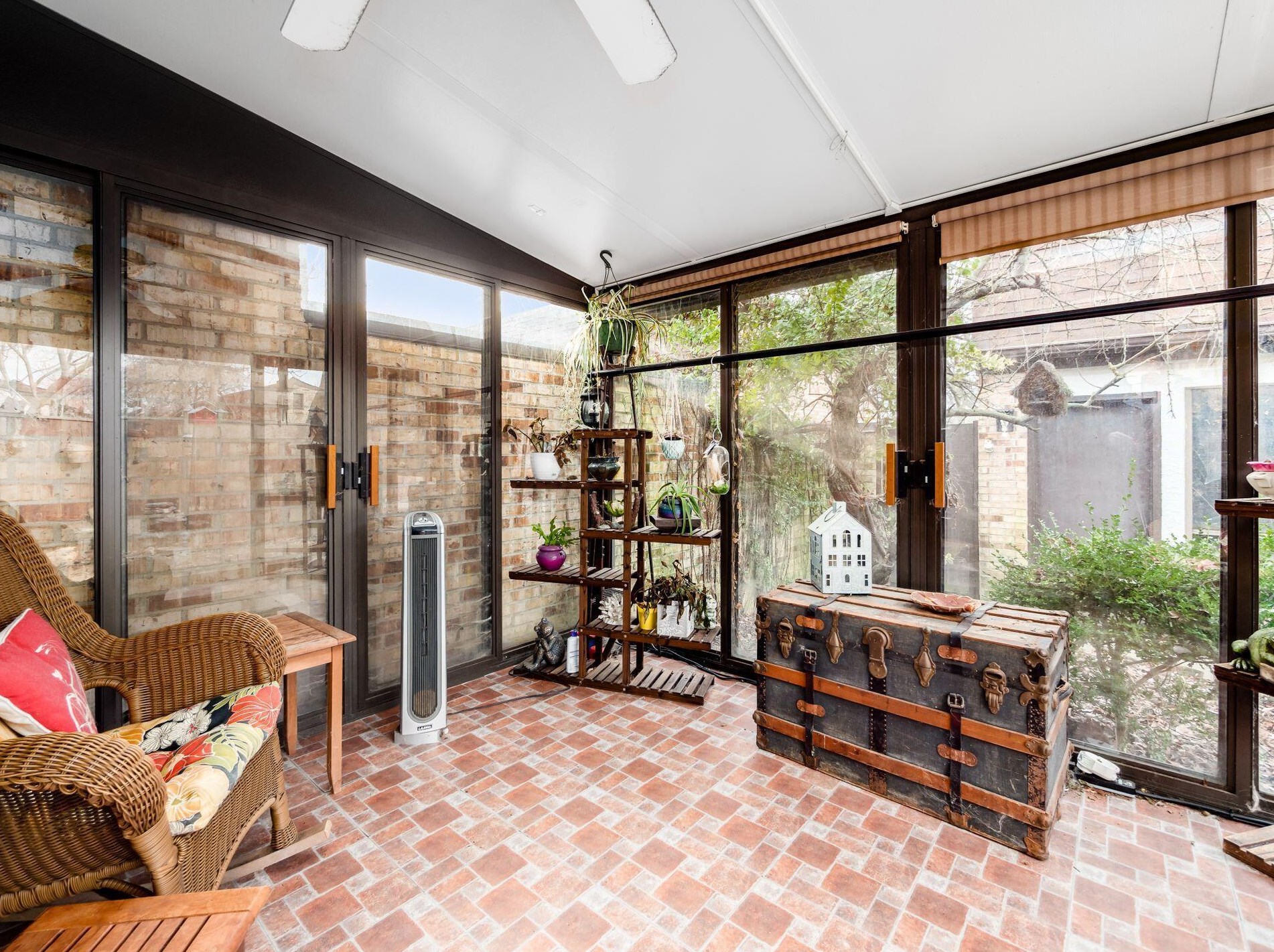 4546 Arlingate Dr, Columbus OH 43220-3068 exterior