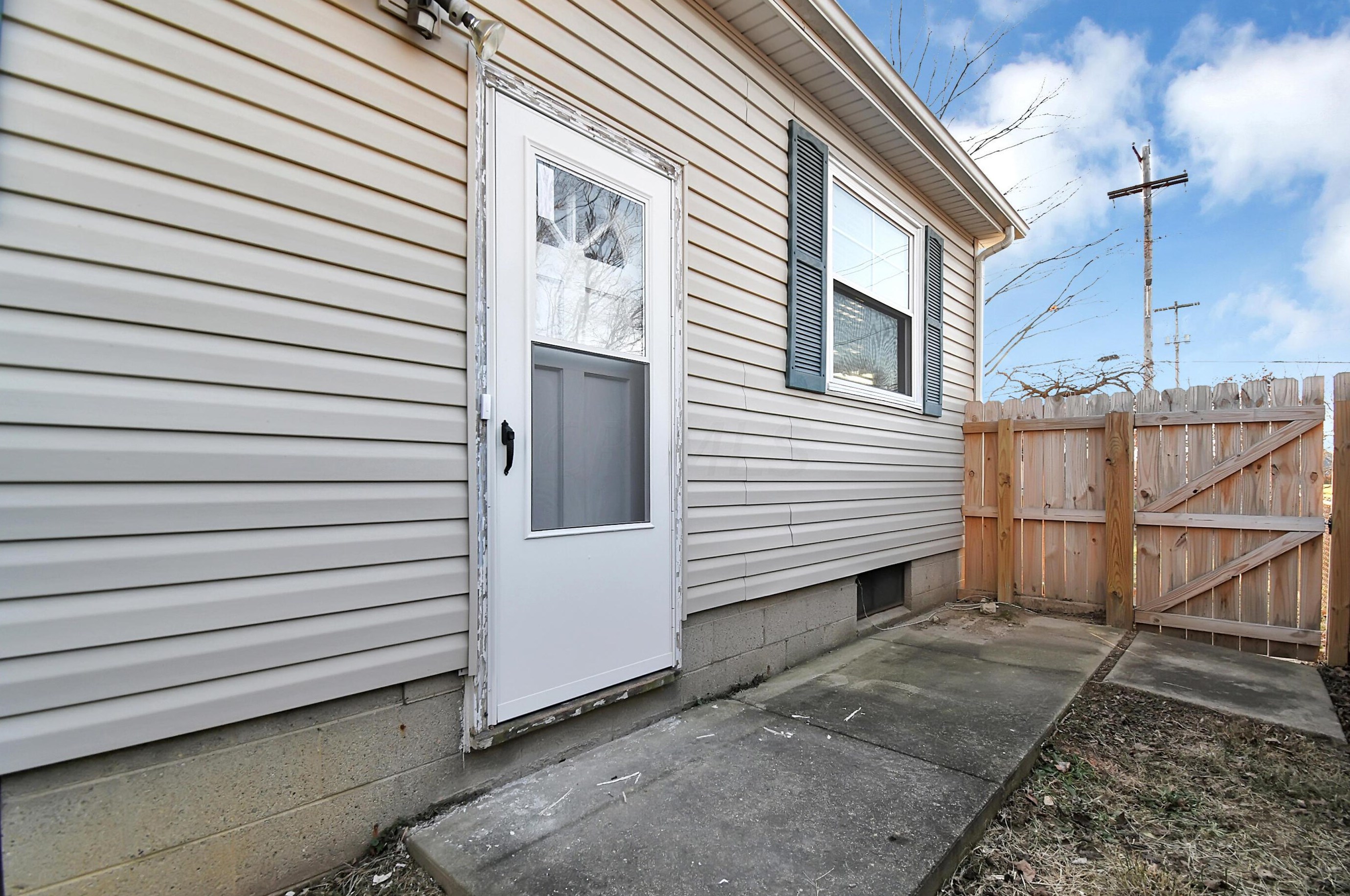 502 Derrer Rd, Columbus OH 43204-1145 exterior