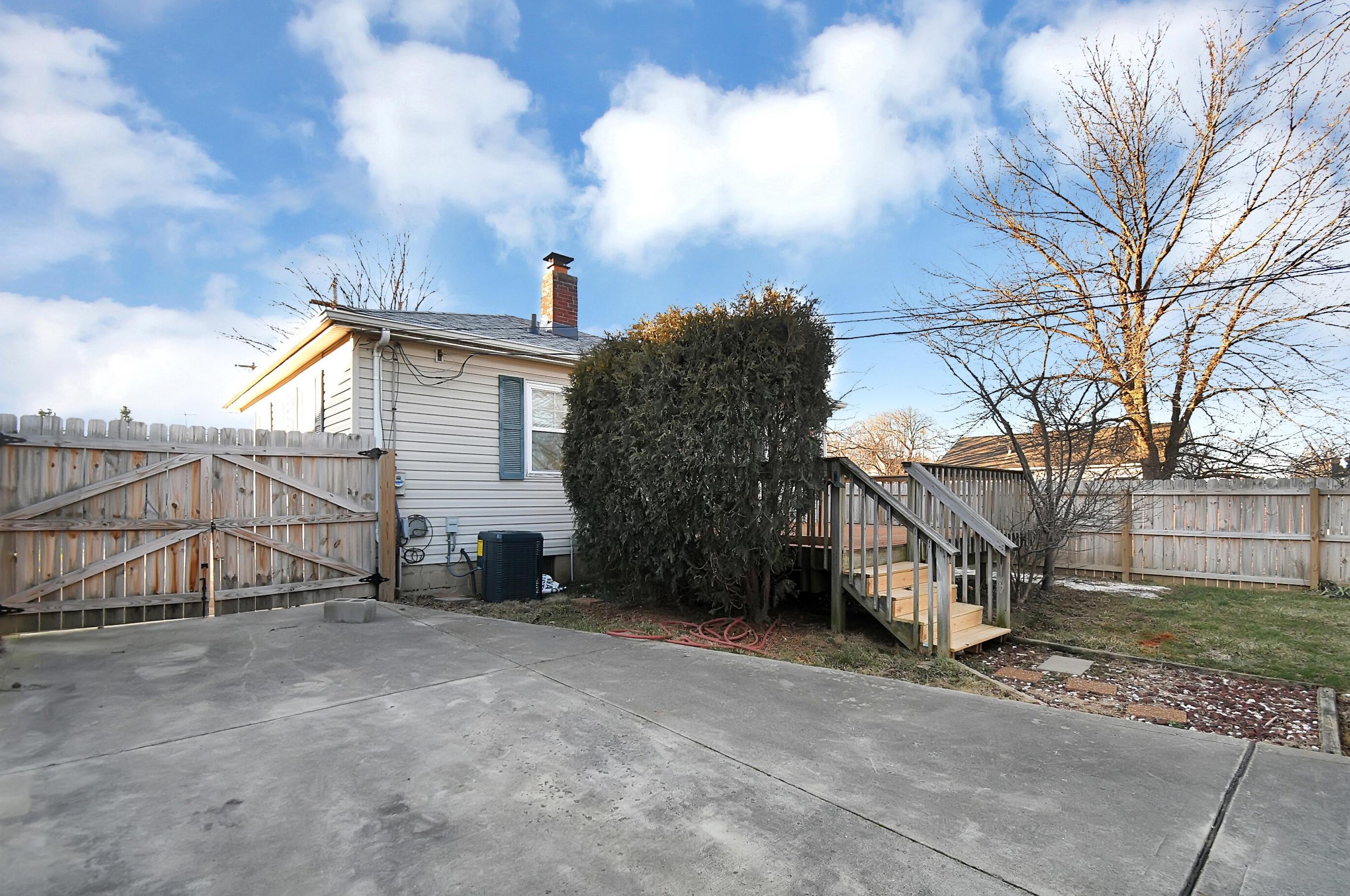 502 Derrer Rd, Columbus OH 43204-1145 exterior