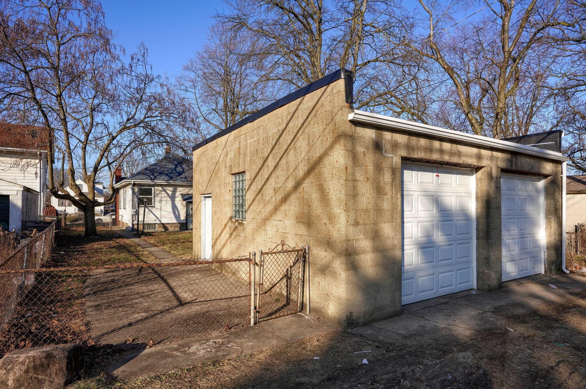 320 Clarendon Ave, Columbus OH 43223-1052 exterior