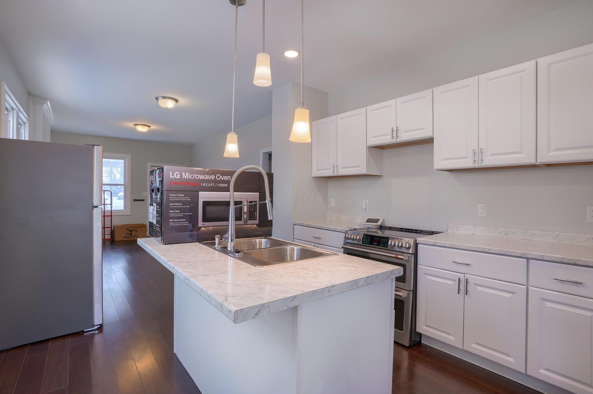 320 Clarendon Ave, Columbus OH 43223-1052 exterior