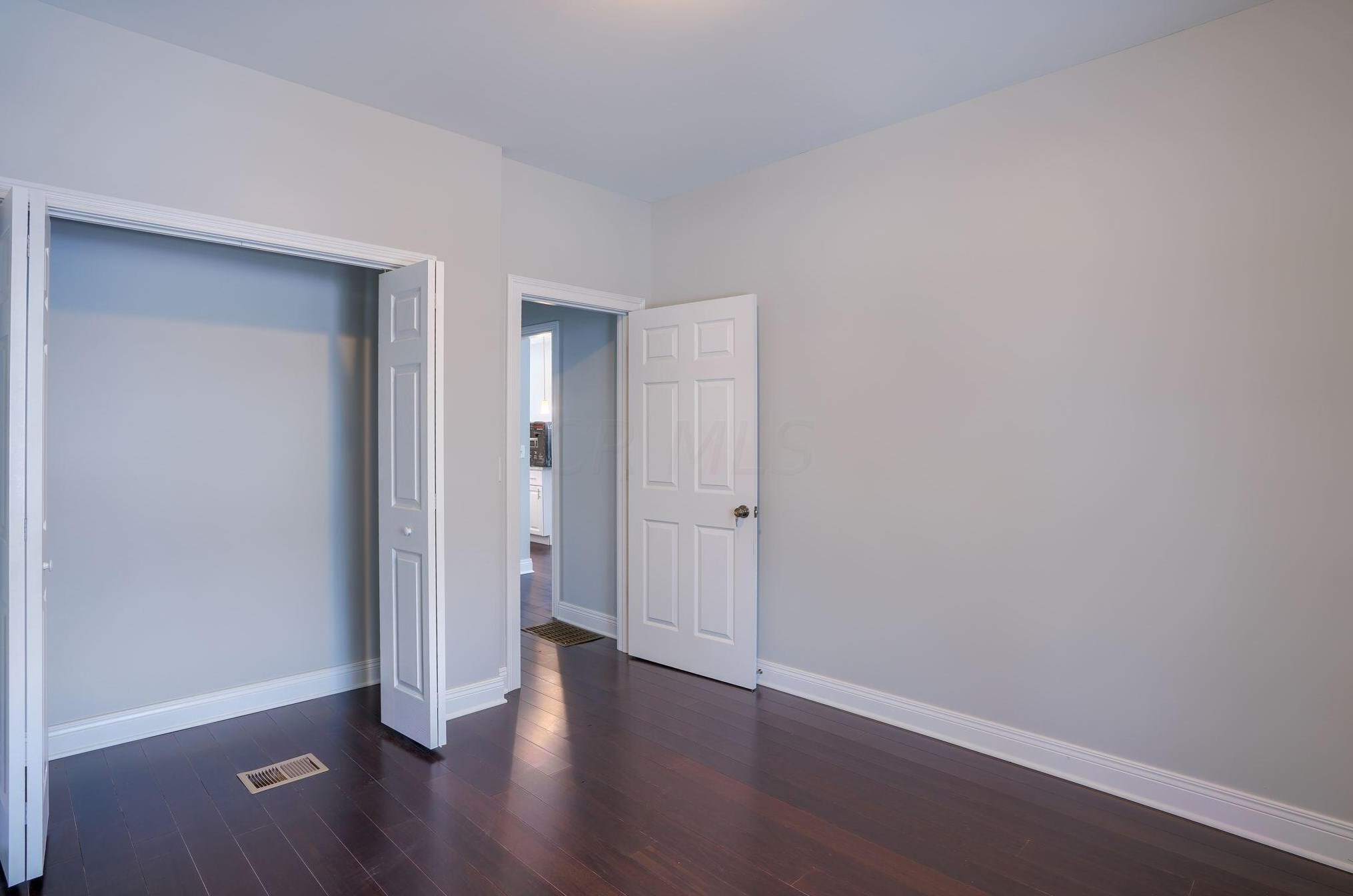 320 Clarendon Ave, Columbus OH 43223-1052 exterior