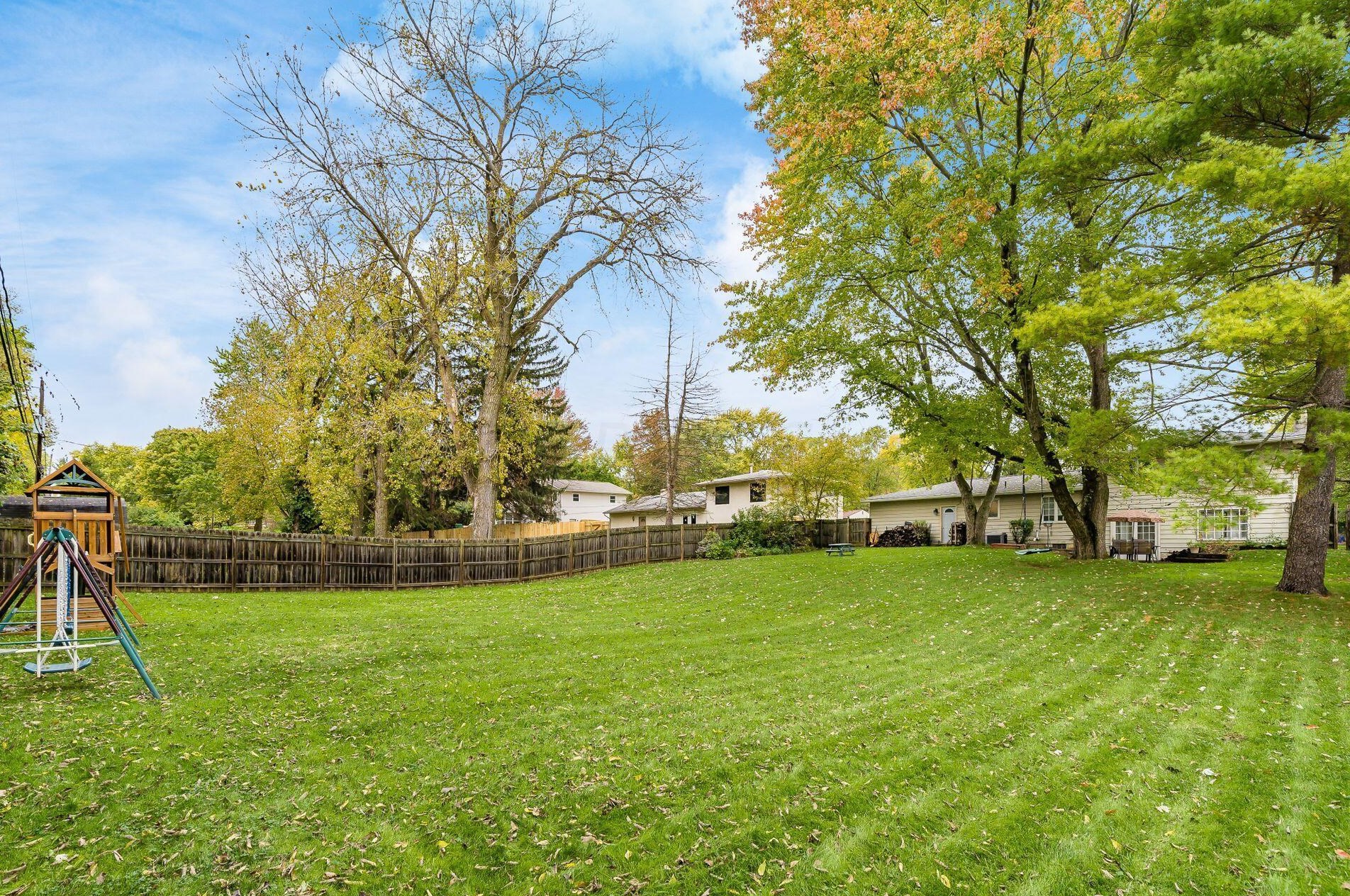 953 Larkstone, Columbus OH 43235-3422 exterior