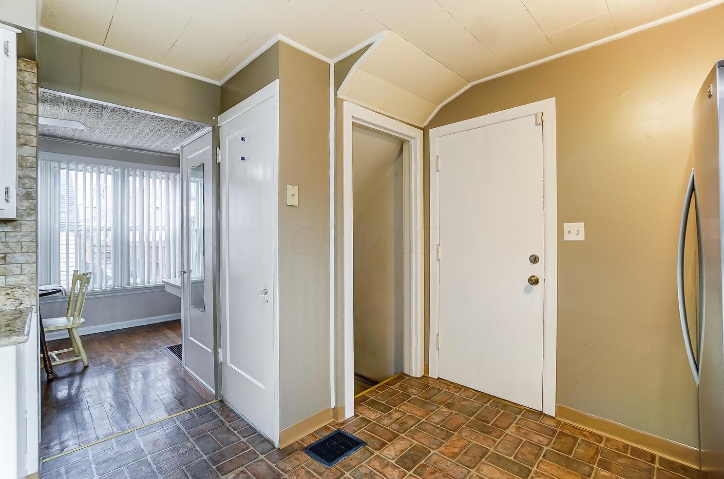 3032 Wicklow Rd, Columbus OH 43204-2554 exterior