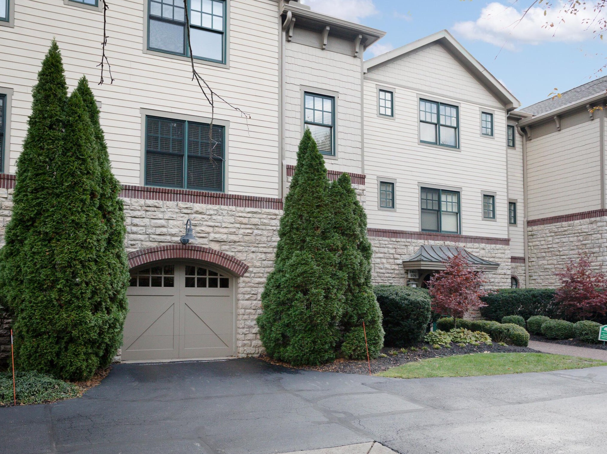 8164 Mount Air Pl, Columbus, OH 43235-1371