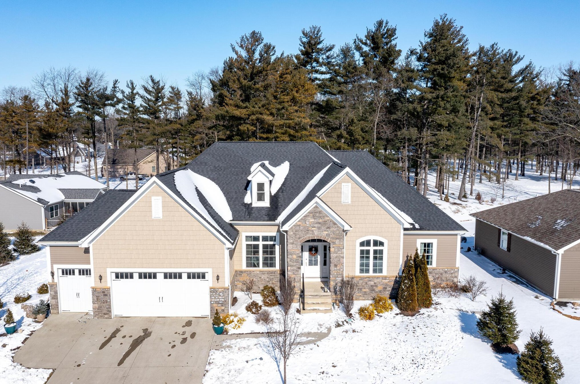 1705 White Pines Dr, Bellefontaine, OH 43311
