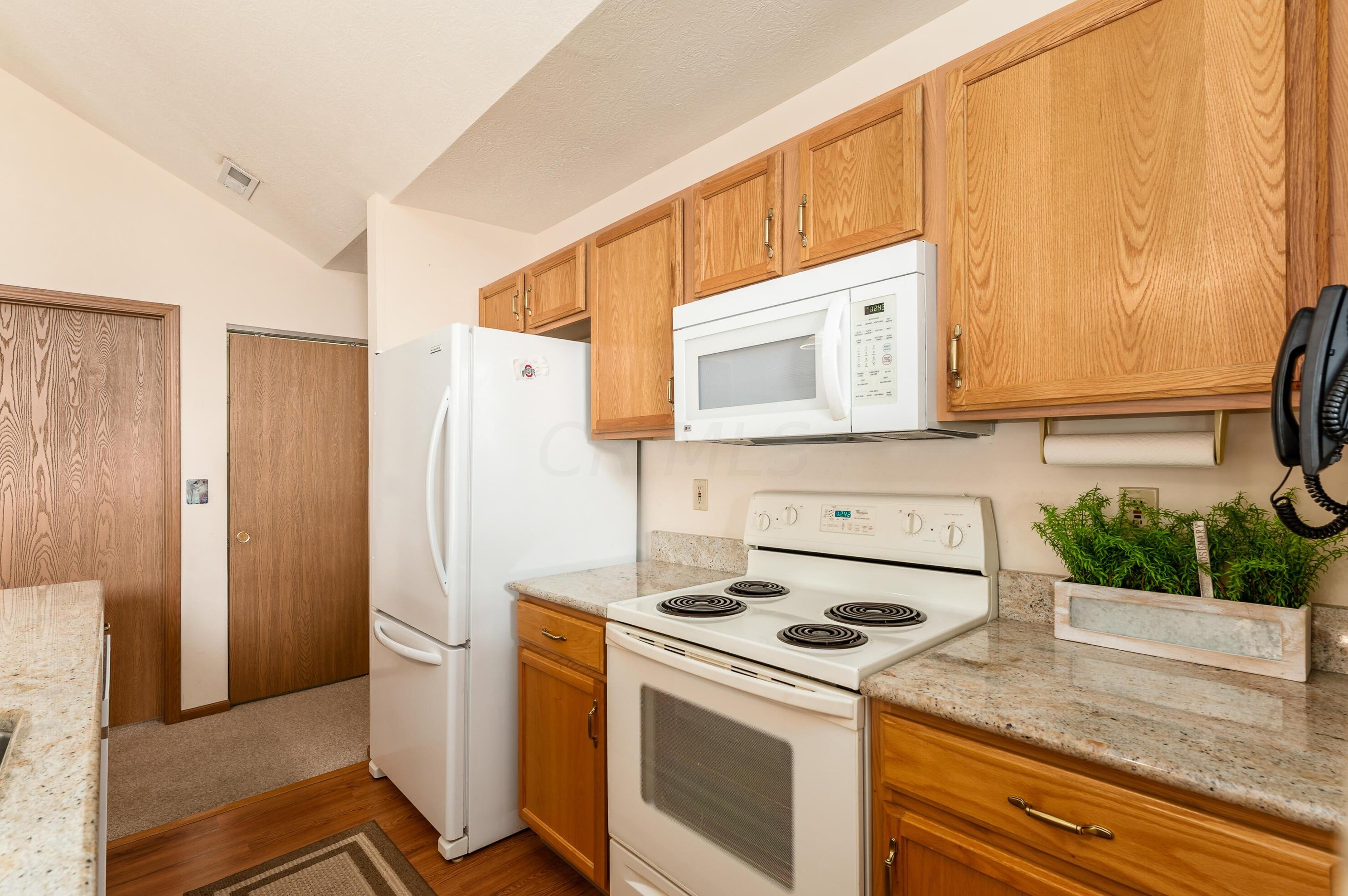 4037 Chennin Dr, Columbus OH 43230 exterior