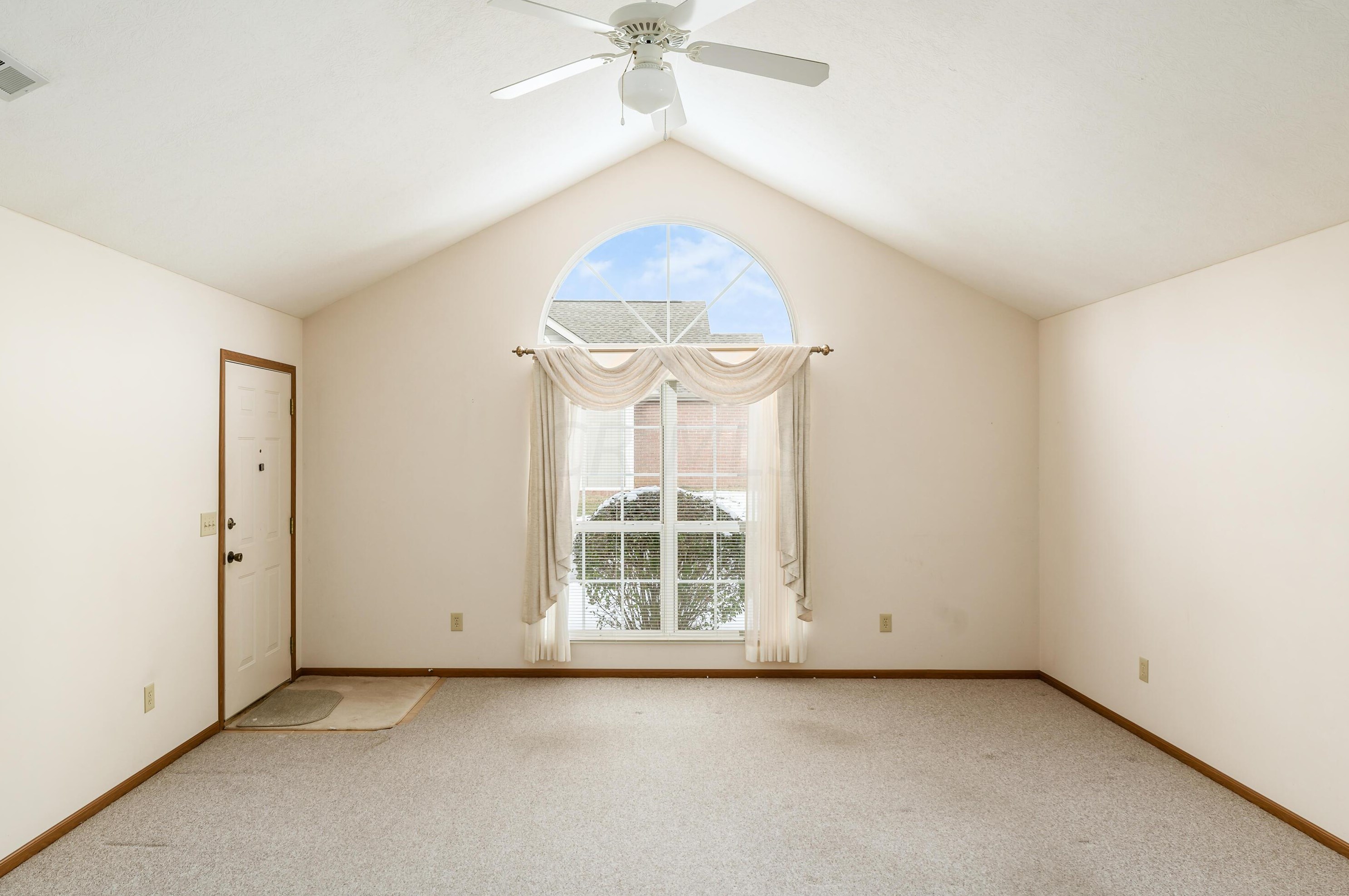 4037 Chennin Dr, Columbus OH 43230 exterior