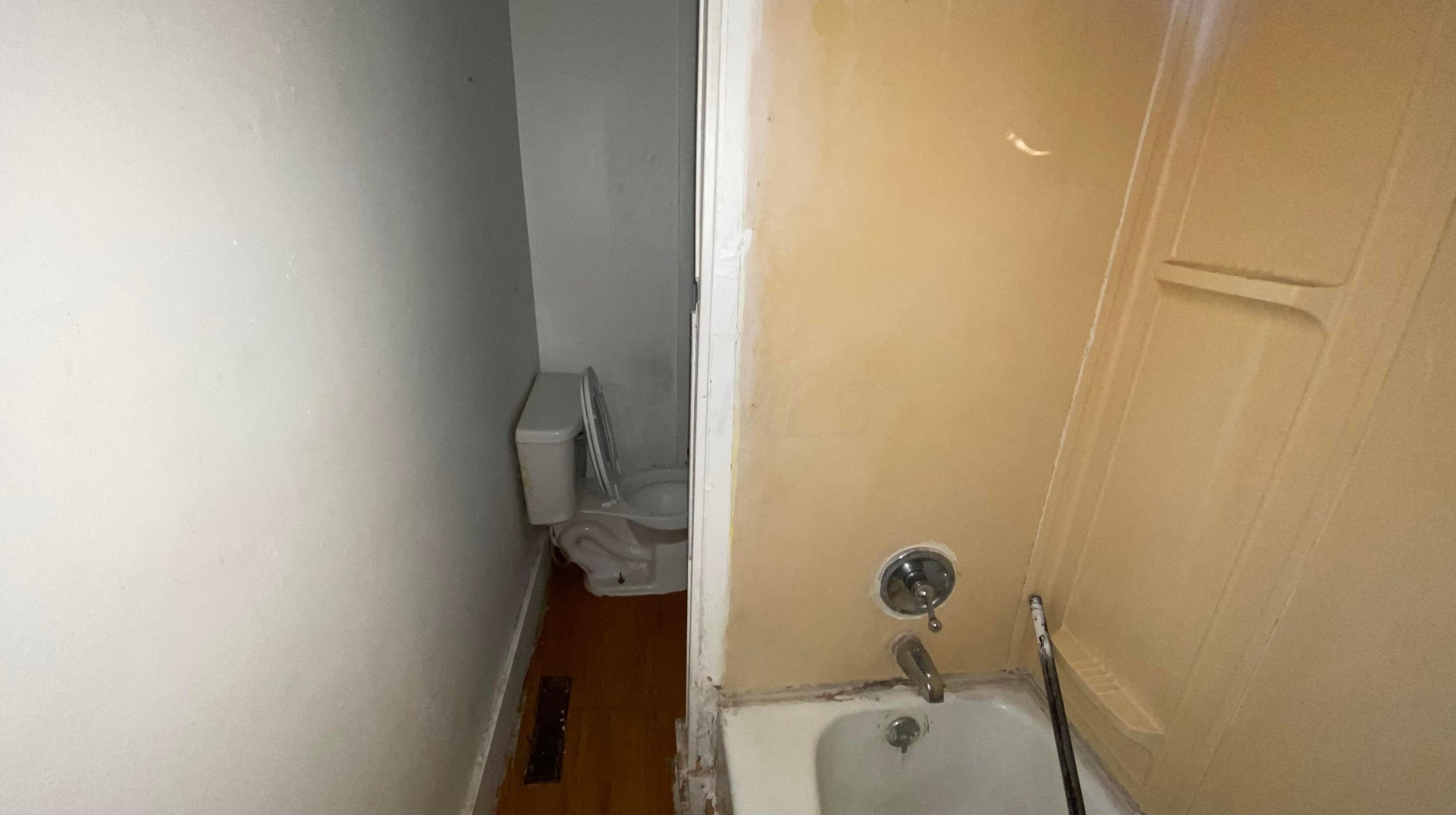 154 Oakley Ave, Columbus OH 43204-3217 exterior