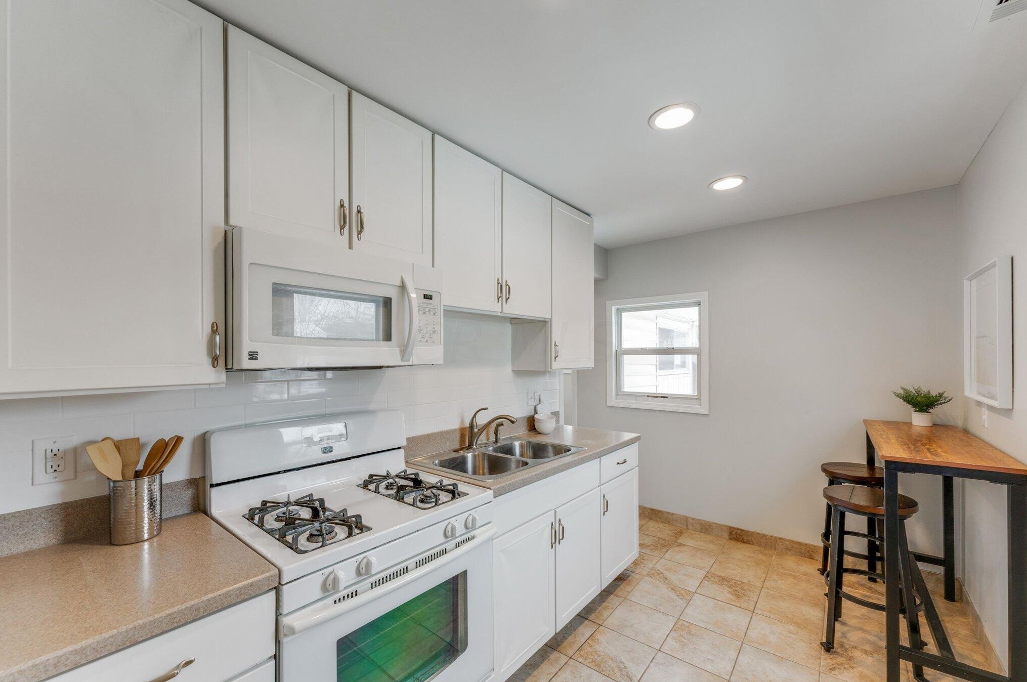 276 Hampton Rd, Columbus OH 43213-2730 exterior