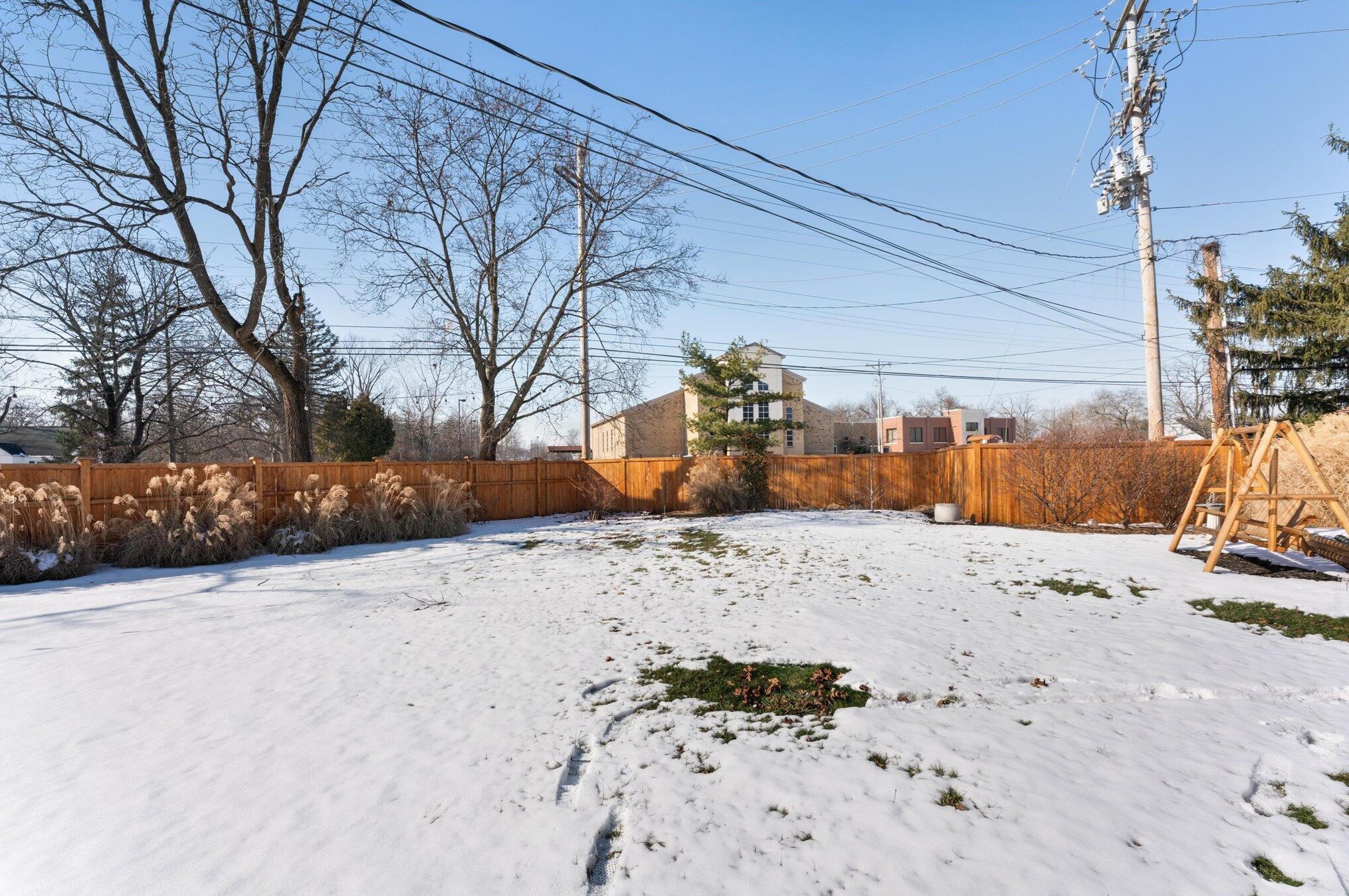 2508 Minerva Lk Rd, Columbus OH 43231-4819 exterior