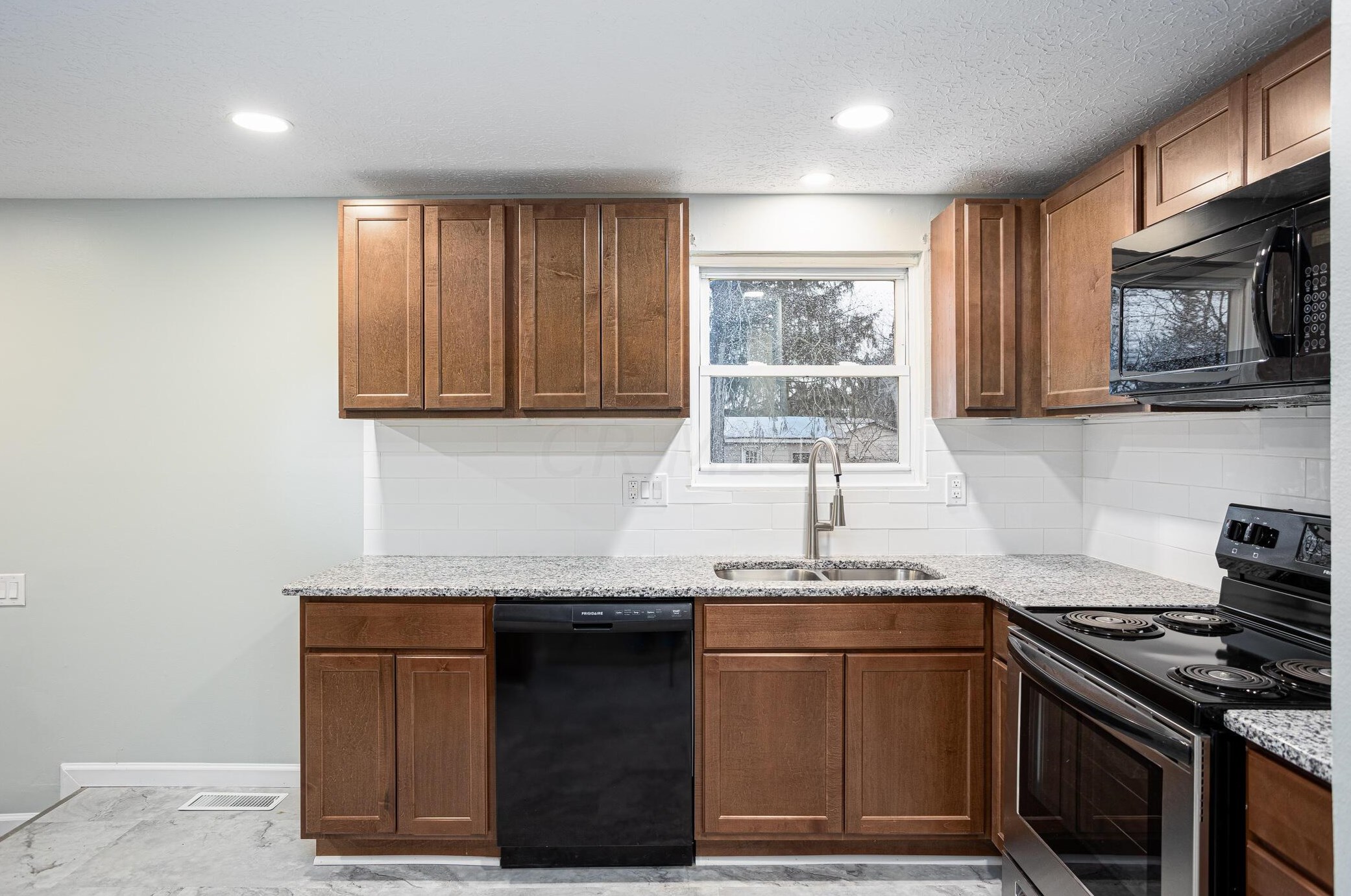 443 Carolann Ave, Columbus OH 43207-3111 exterior