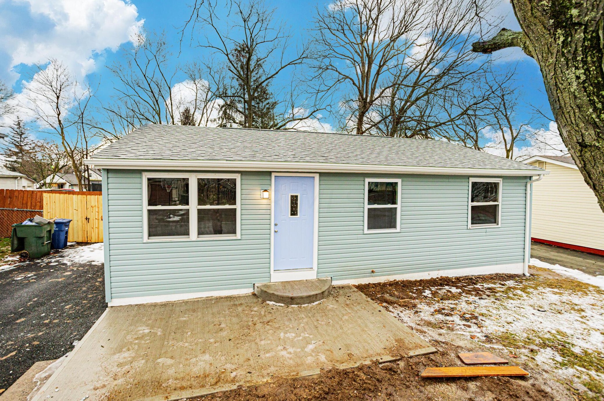 443 Carolann Ave, Columbus OH 43207-3111 exterior