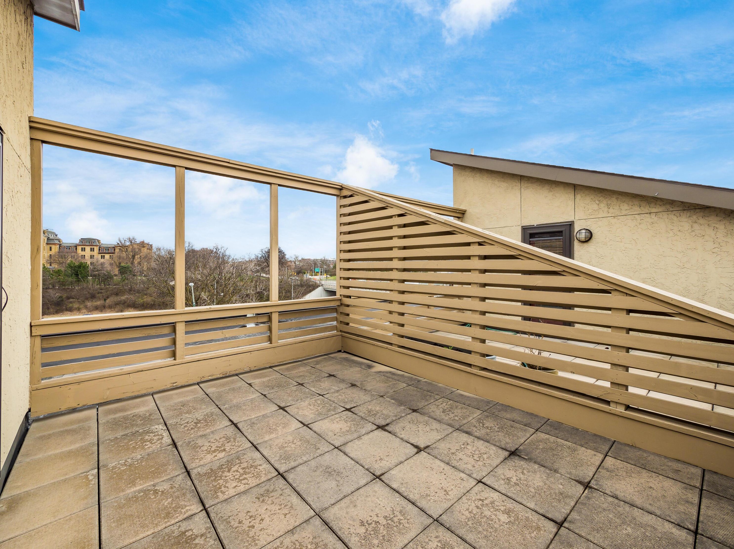 587 Rich St, Columbus OH 43215-5580 exterior