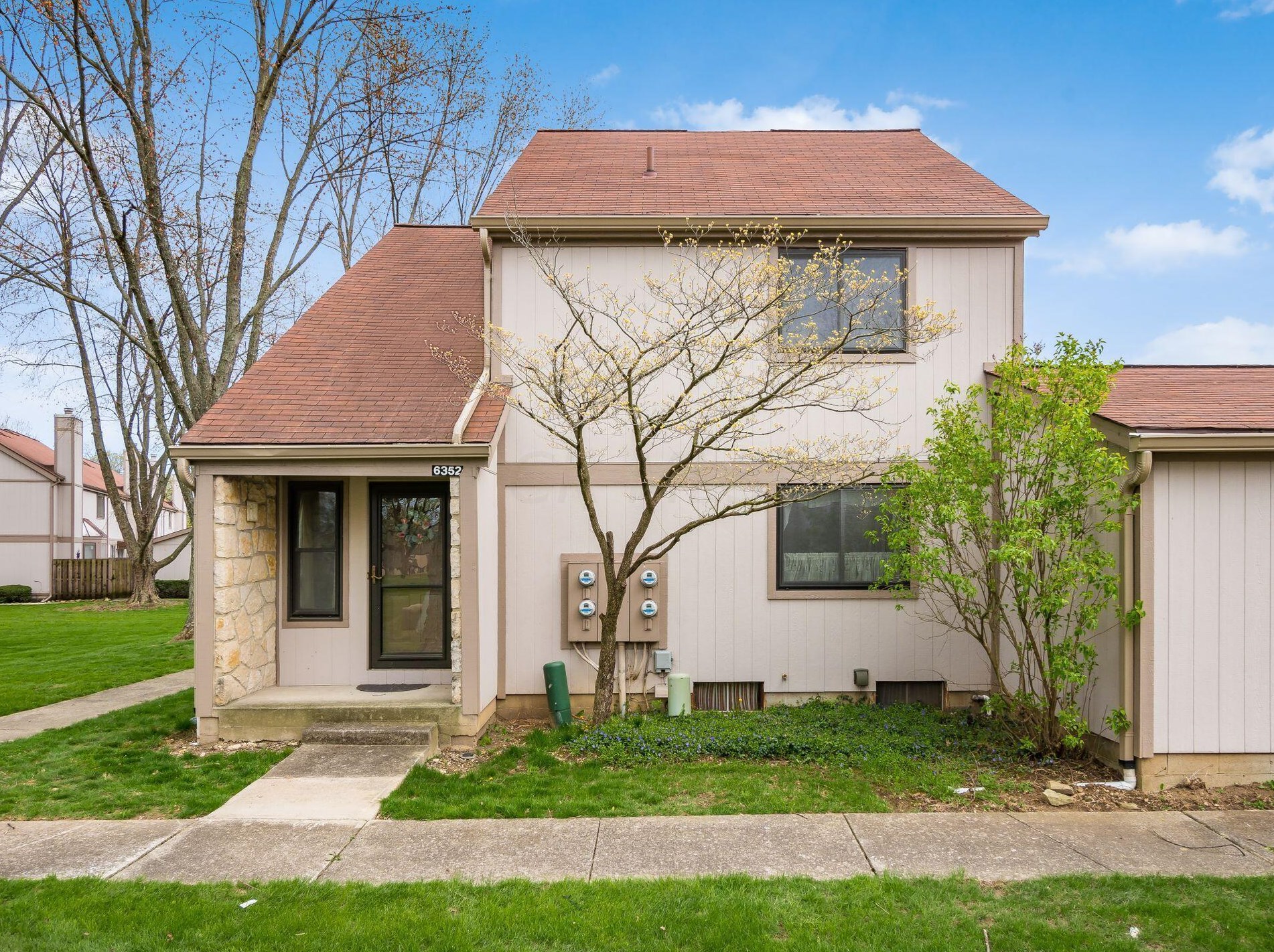 6352 Friars Green Ln, Columbus, OH 43213-3497