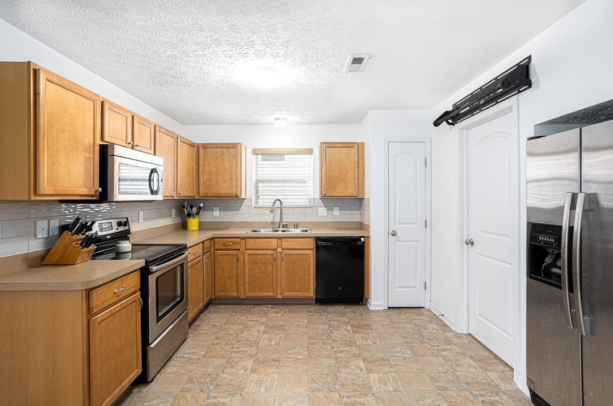 2827 Ballyvaughn Dr, Columbus OH 43219-6503 exterior