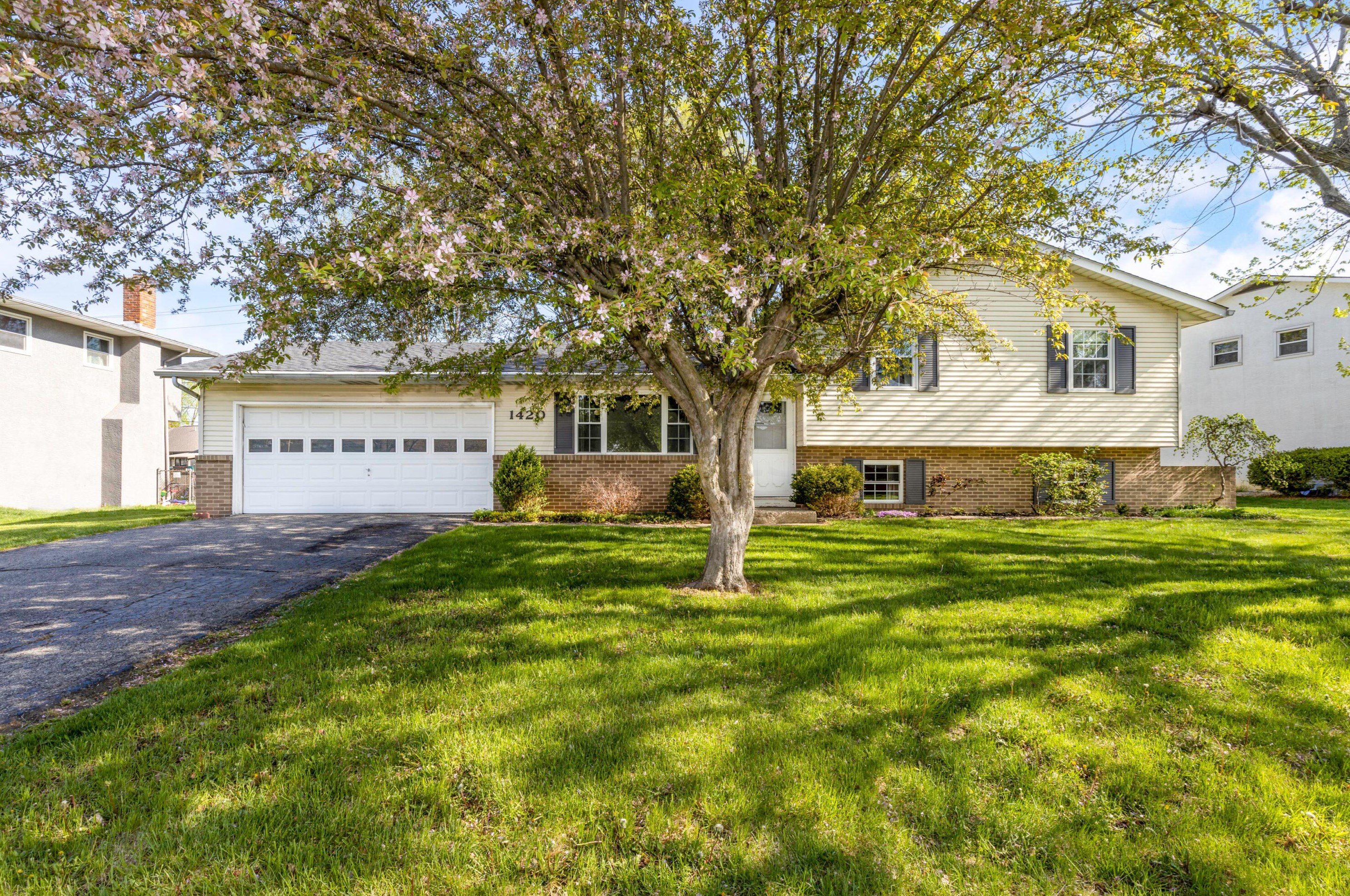 1420 Hempwood Dr, Columbus, OH 43229-3410