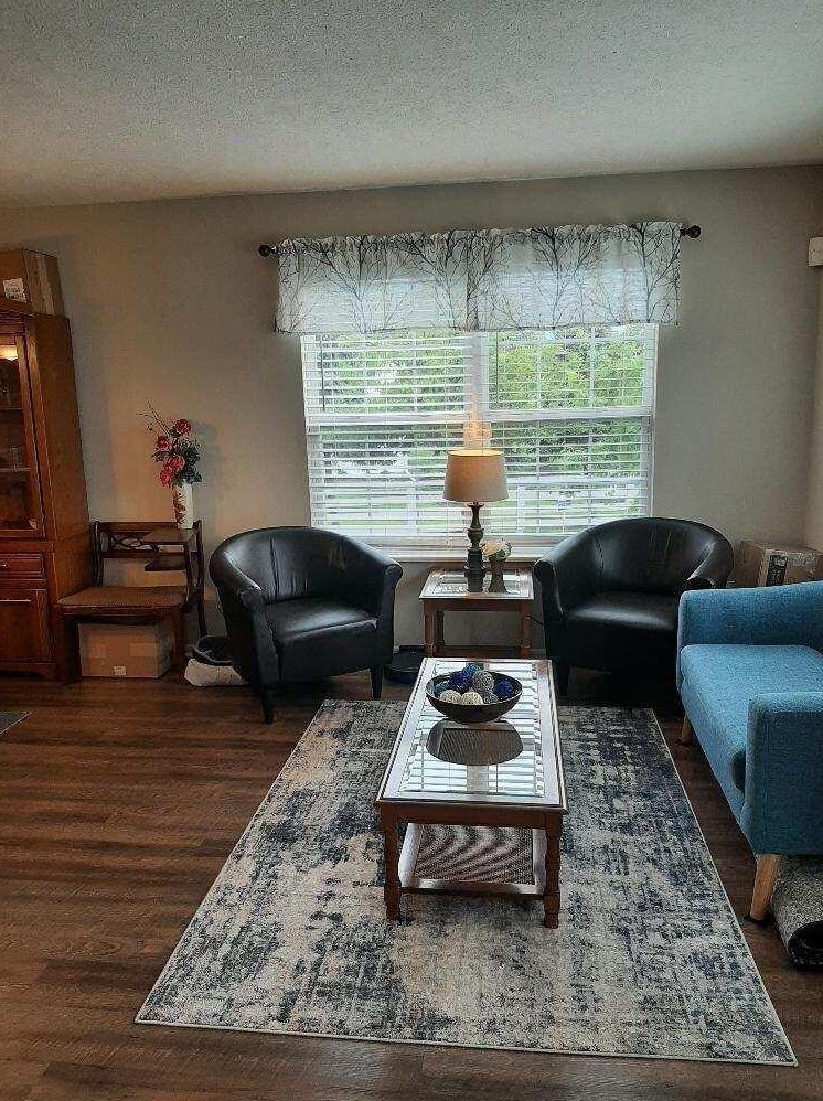 952 Hartford Village Blvd, Columbus, OH 43228-7101