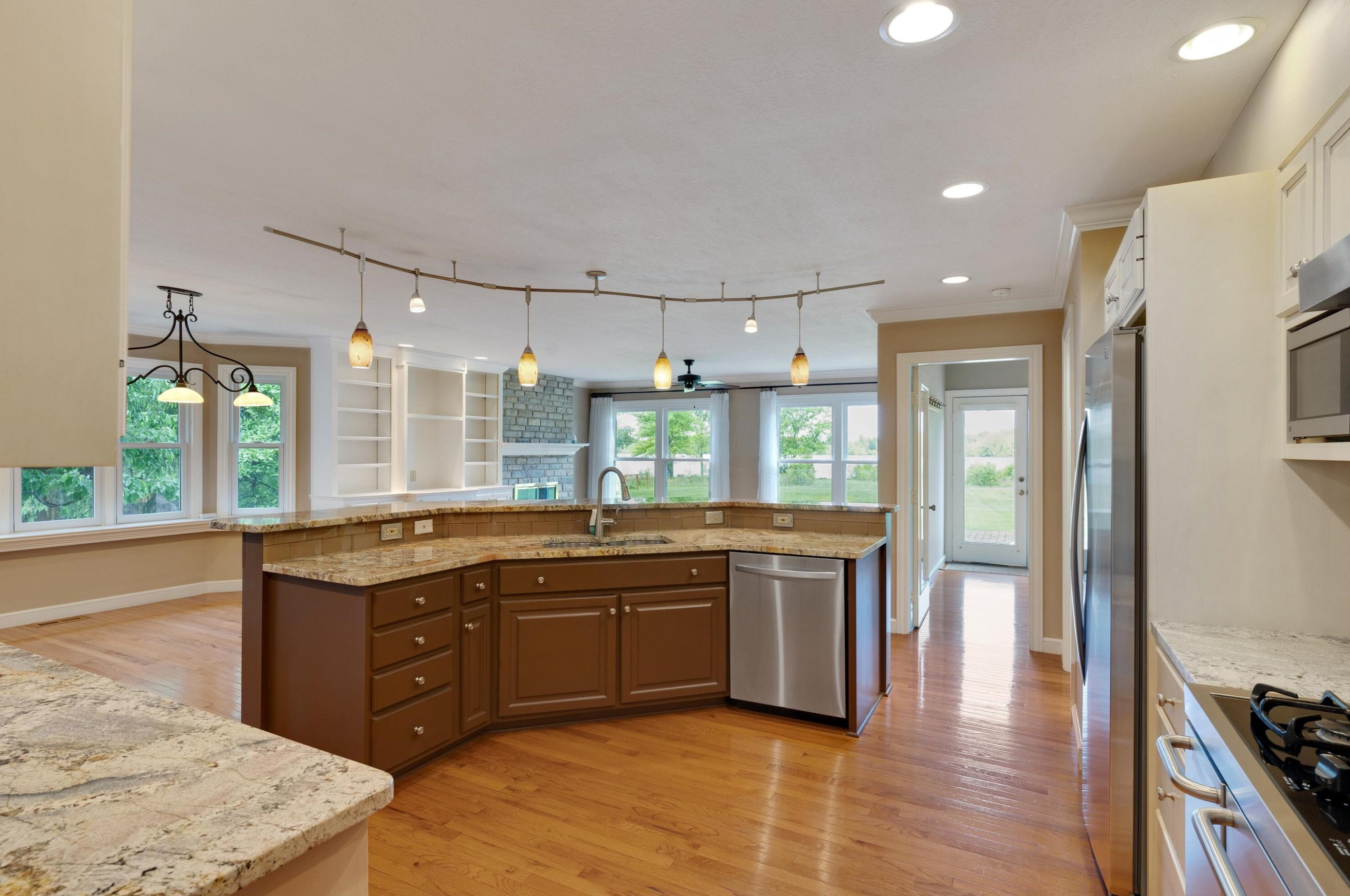 8921 Robinhood Cir, Westerville, OH 43082-9665