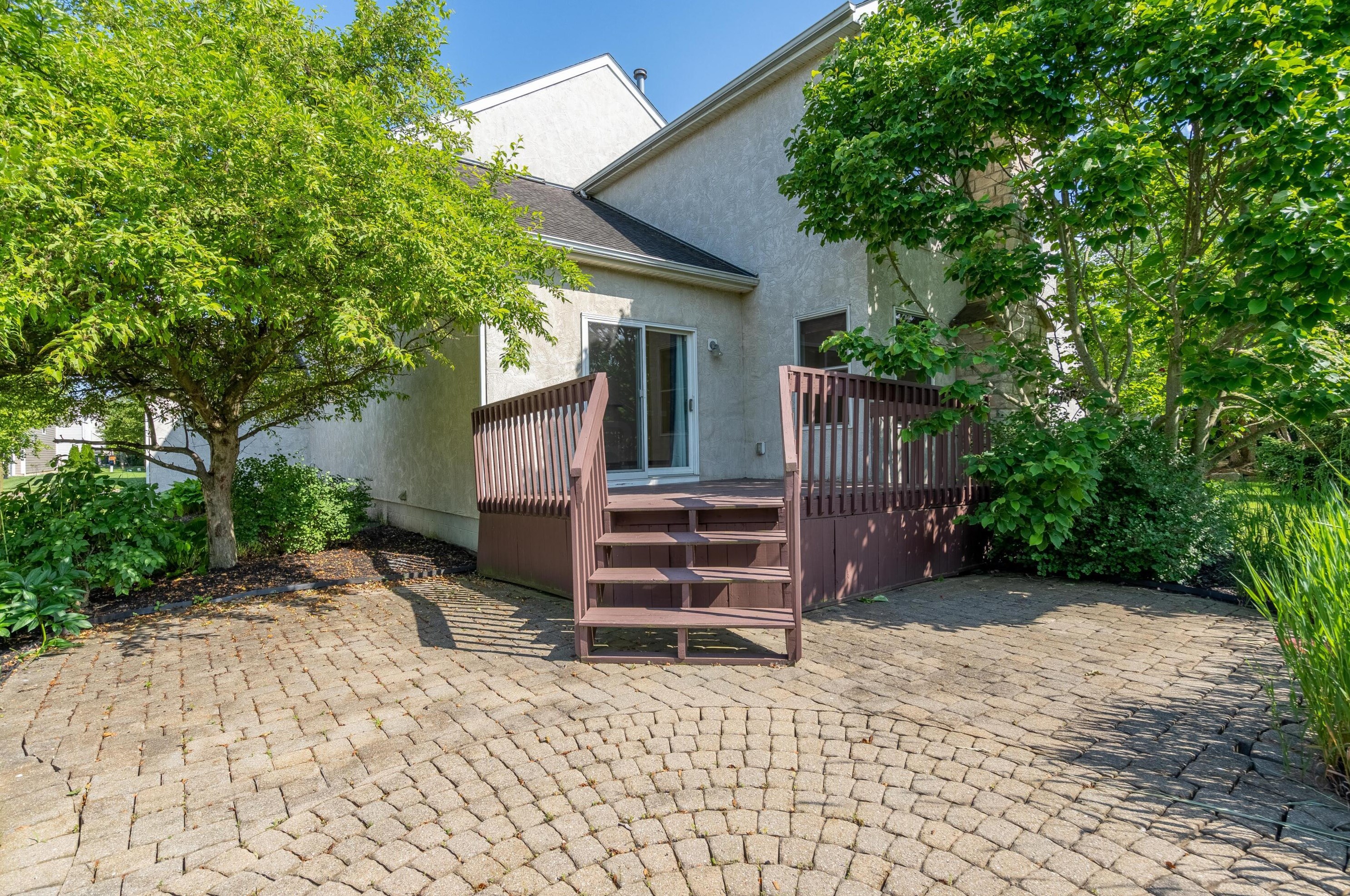 4697 Nadine Park Dr, Hilliard OH 43026-6080 exterior