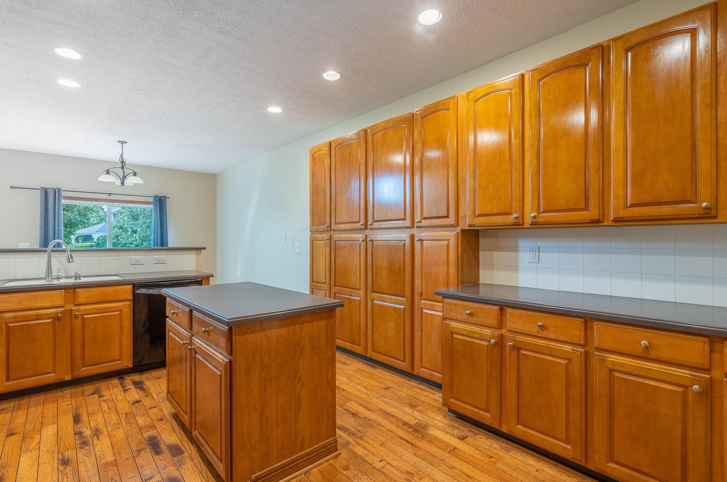 4697 Nadine Park Dr, Hilliard OH 43026-6080 exterior