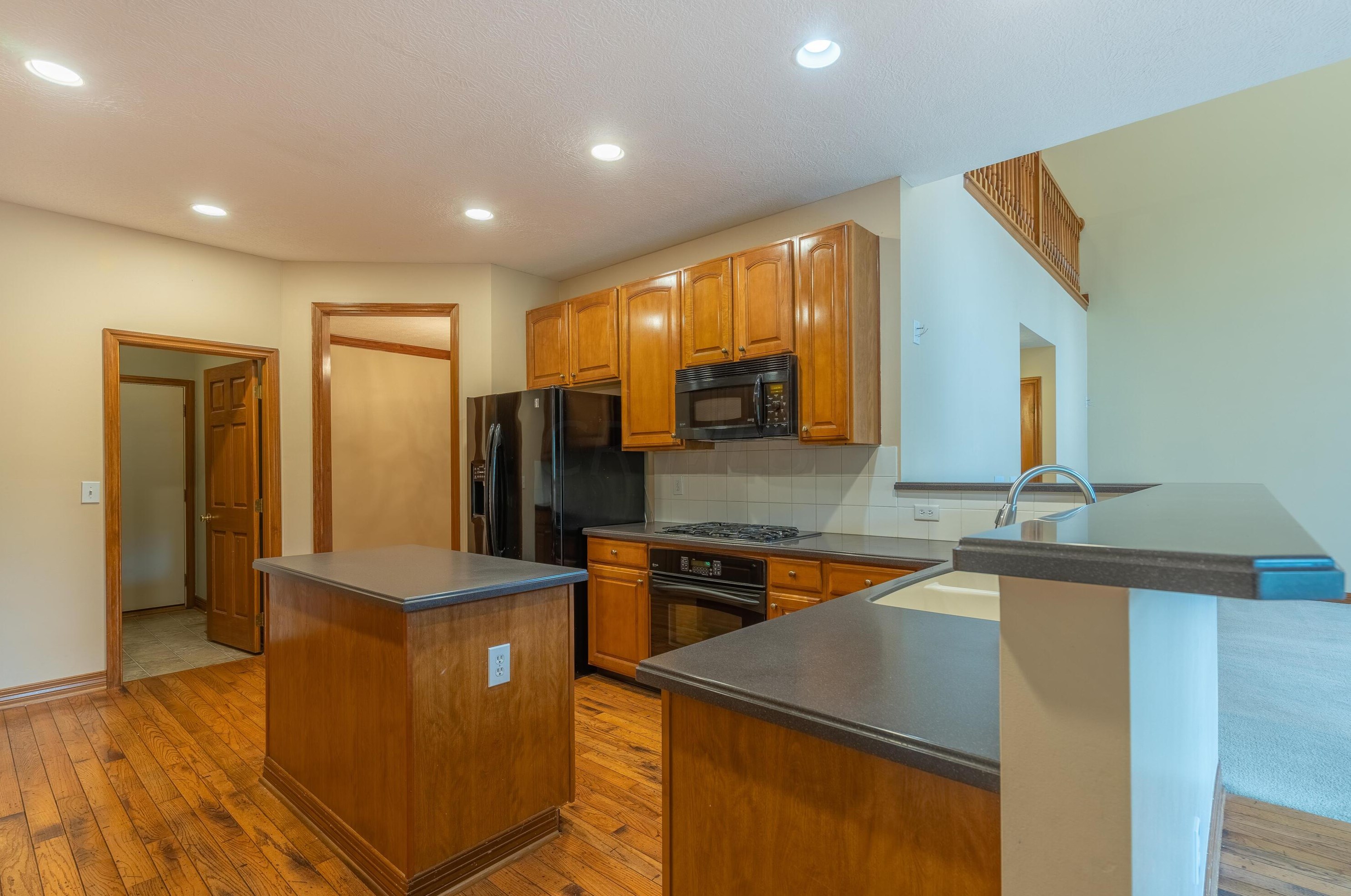 4697 Nadine Park Dr, Hilliard OH 43026-6080 exterior