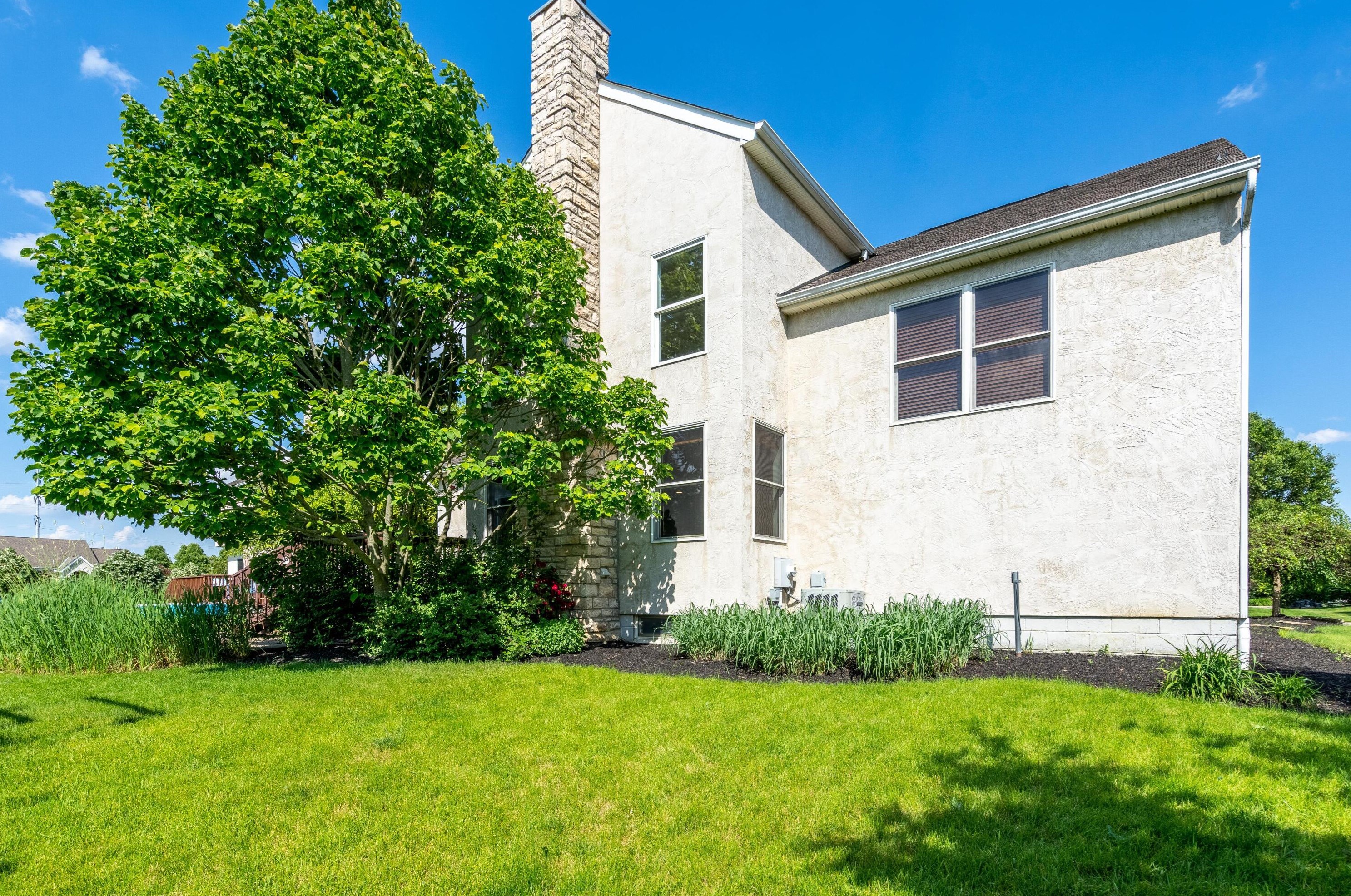 4697 Nadine Park Dr, Hilliard OH 43026-6080 exterior