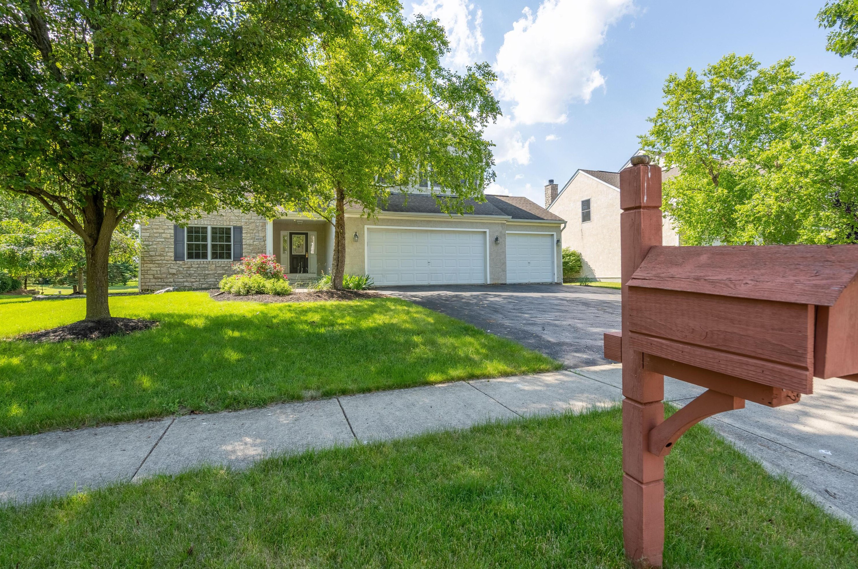 4697 Nadine Park Dr, Hilliard OH 43026-6080 exterior