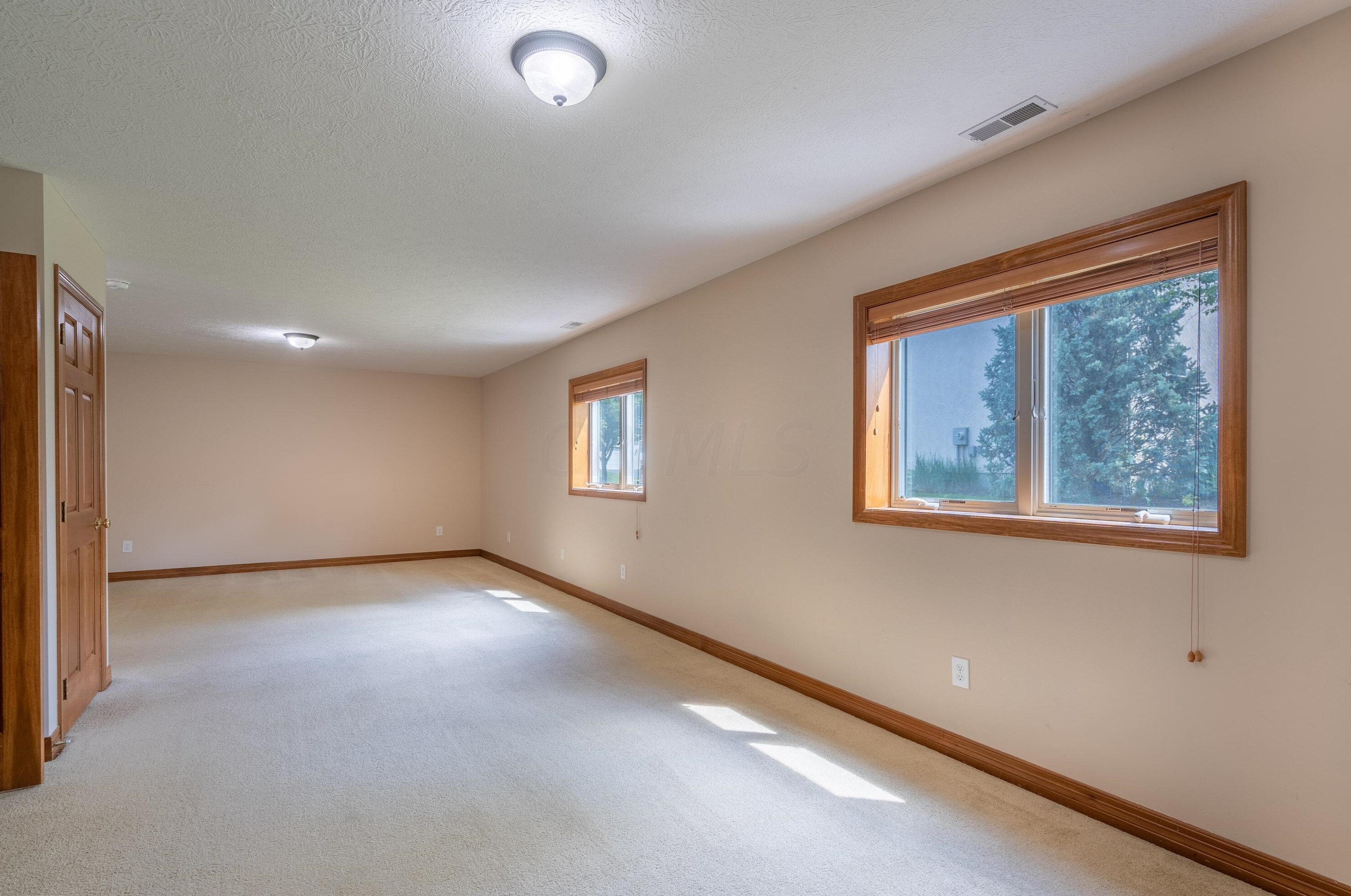 4697 Nadine Park Dr, Hilliard OH 43026-6080 exterior