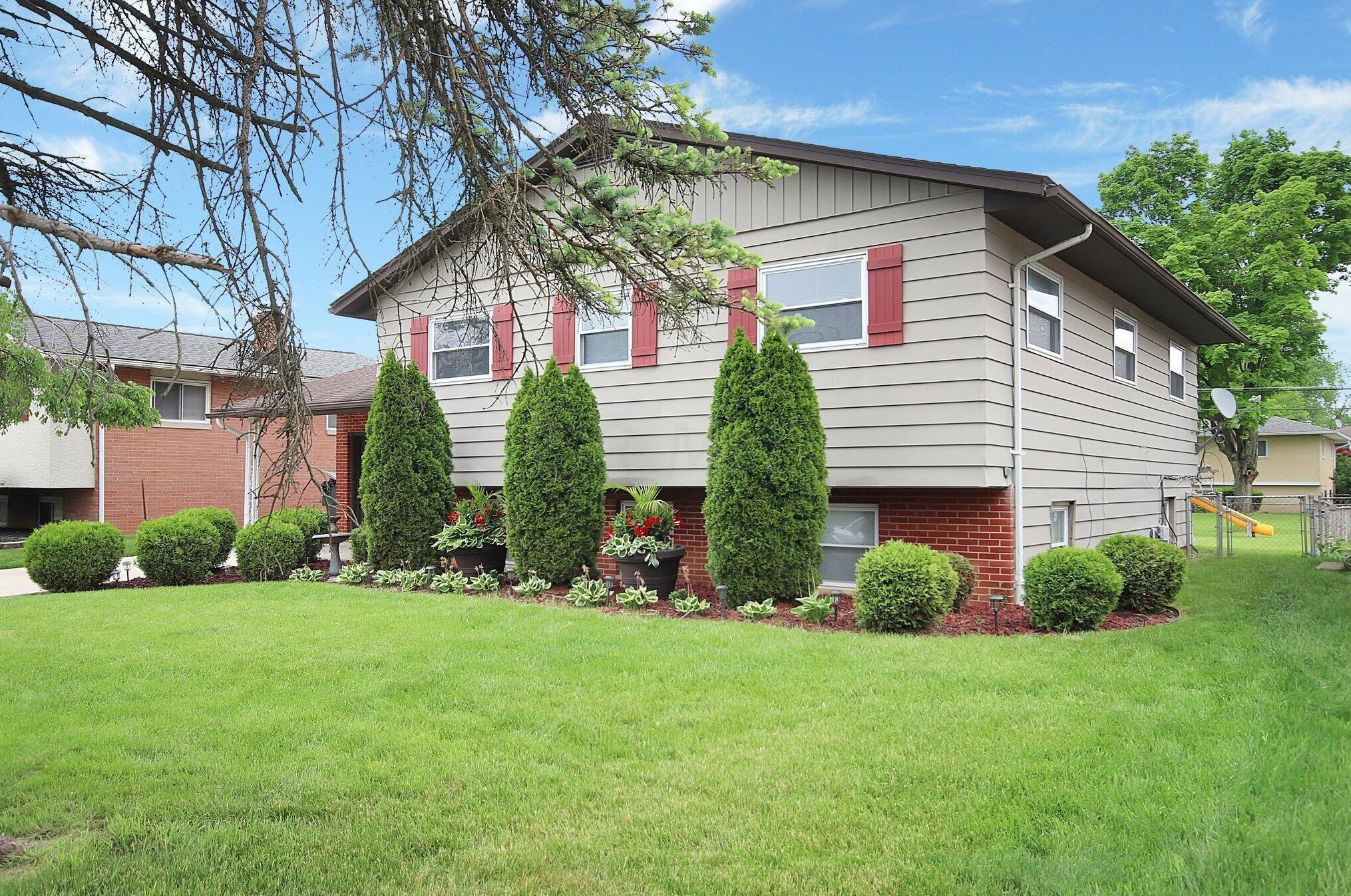 1496 Walkath Dr, Columbus, OH 43227-2357