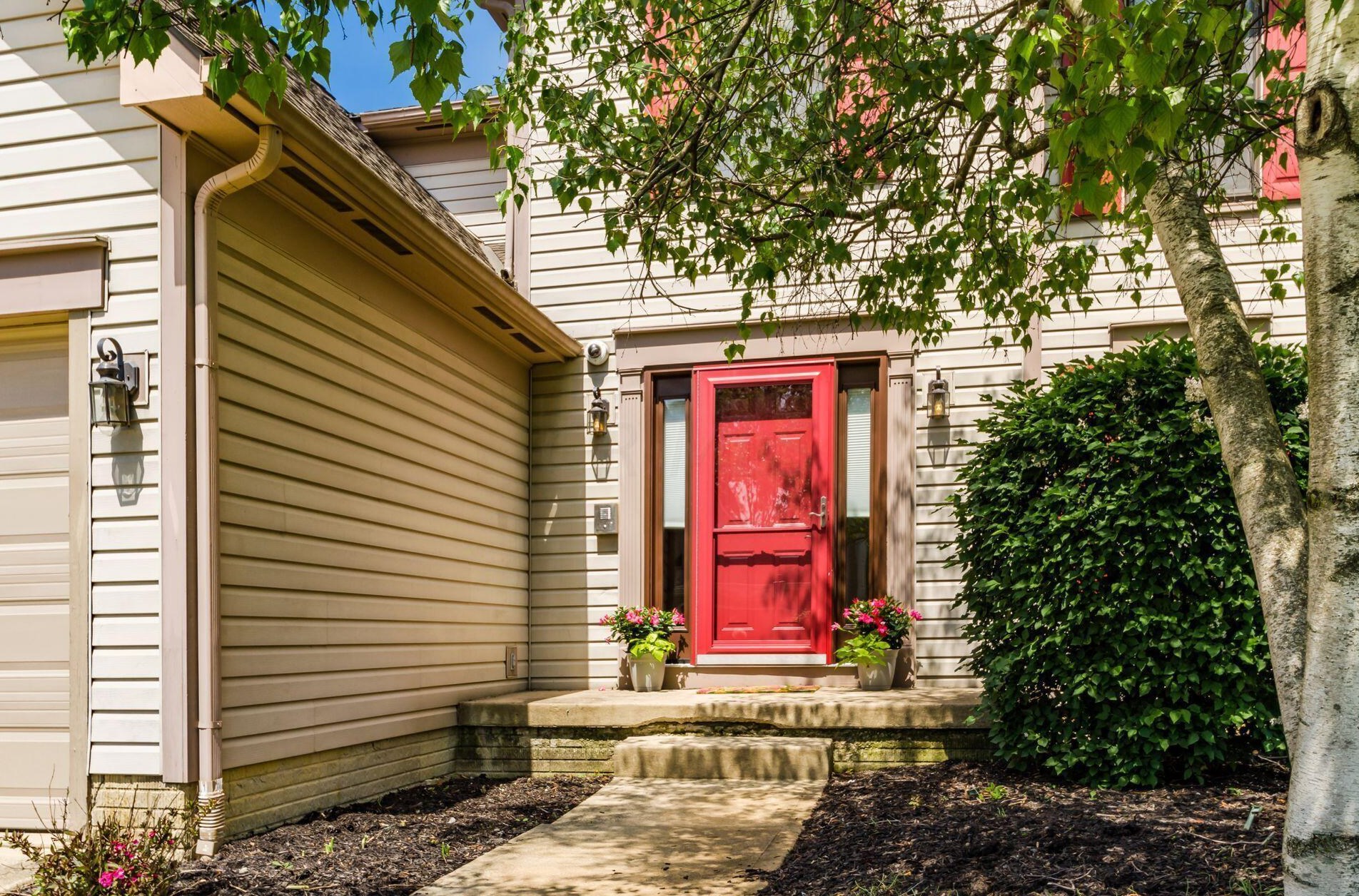 496 Springwood Lake Dr, Columbus, OH 43230-7005